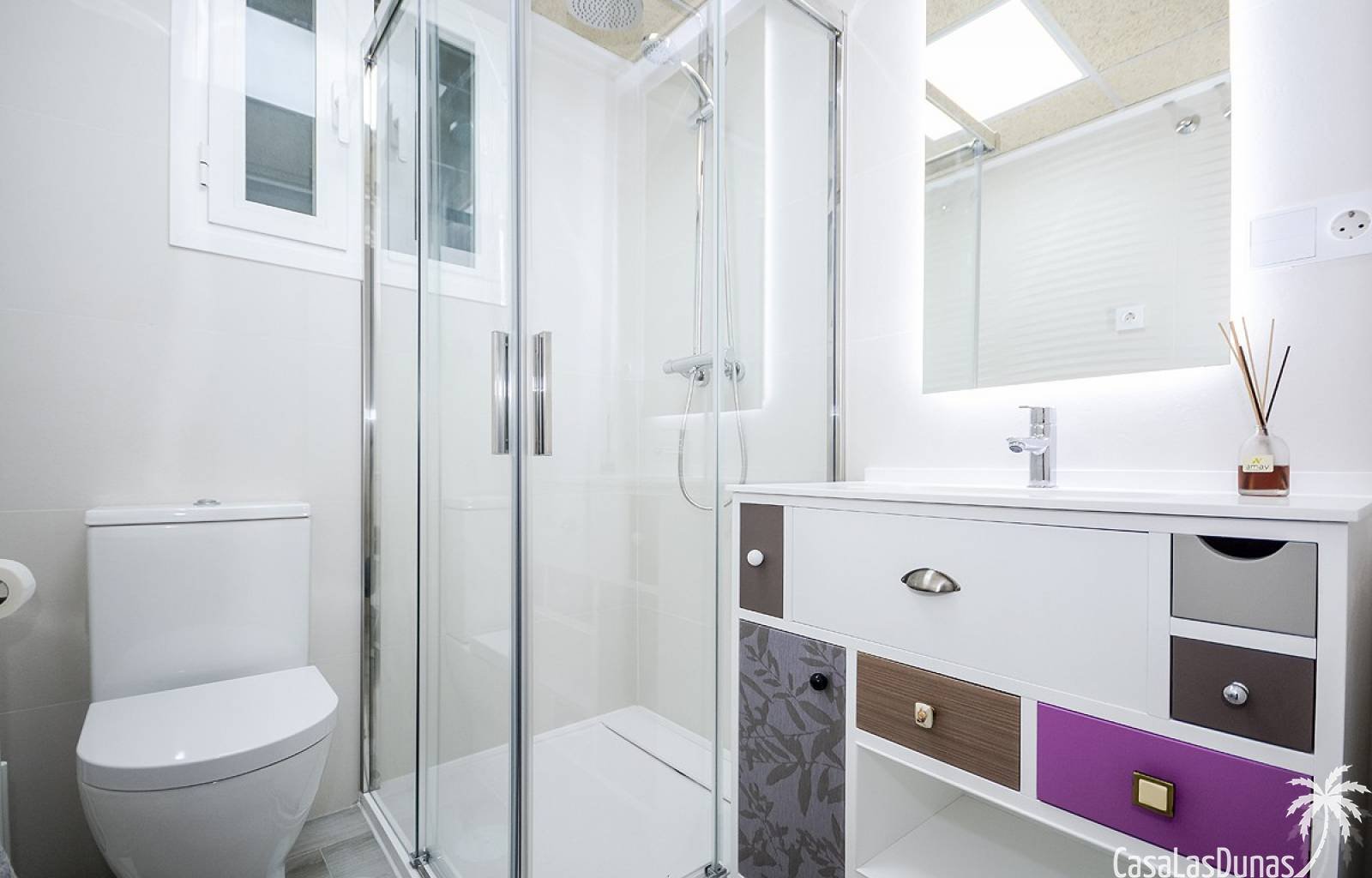 Dieses Neubauprojekt befindet sich im Zentrum von Orihuela, einem Gebäude mit 6 Etagen, in dem sich zwei Häuser pro Etage befinden, von denen das let