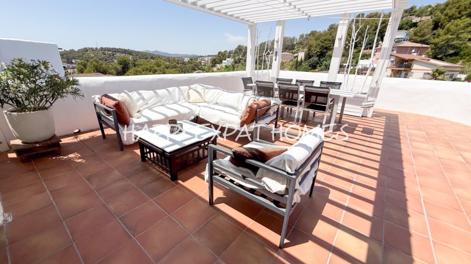 Dieses komplett möblierte Haus in einem perfekten Wartungszustand befindet sich in den ruhigen Hügeln von Olivella und bietet beeindruckende Ausblicke