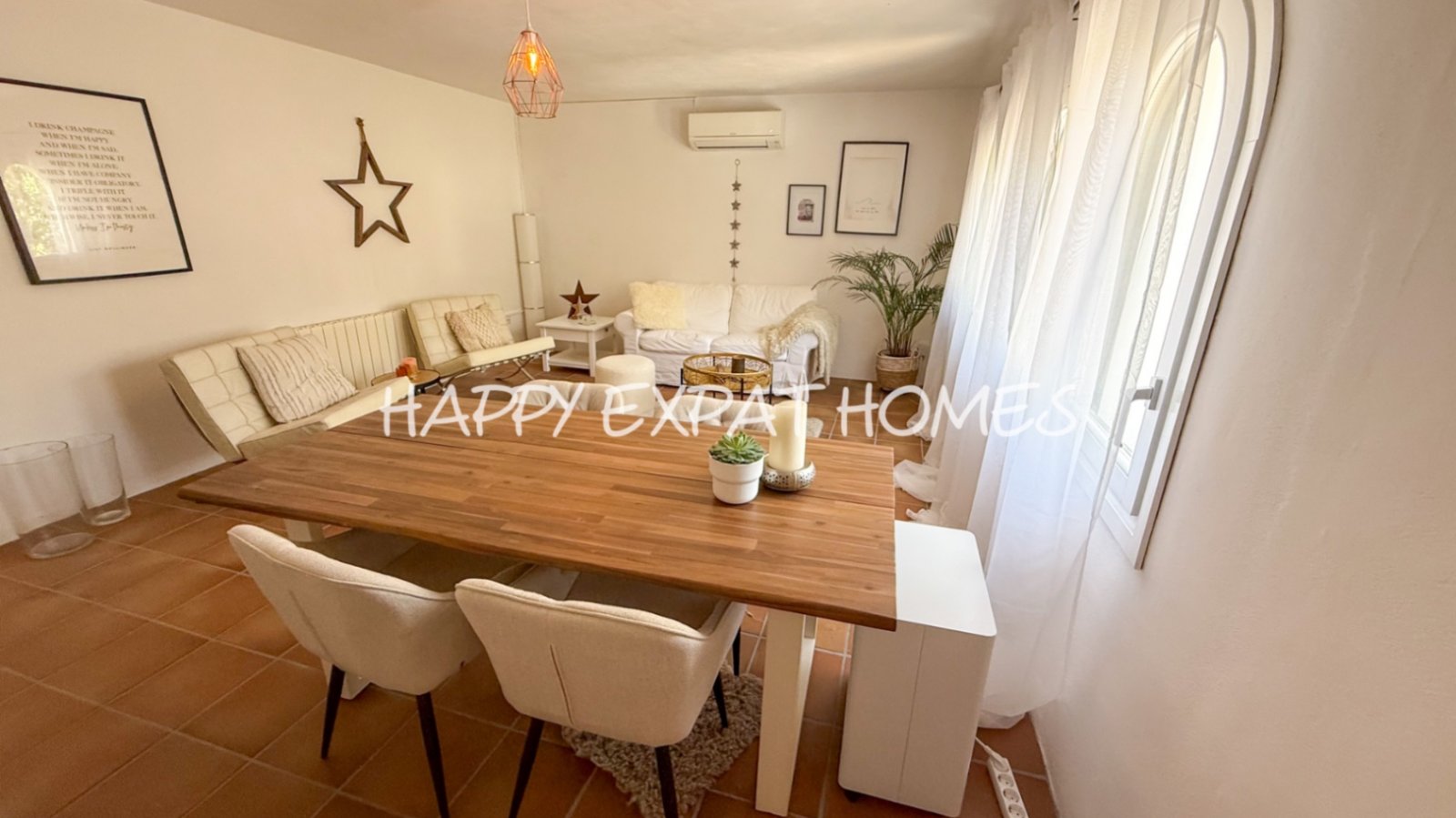 Dieses komplett möblierte Haus in einem perfekten Wartungszustand befindet sich in den ruhigen Hügeln von Olivella und bietet beeindruckende Ausblicke