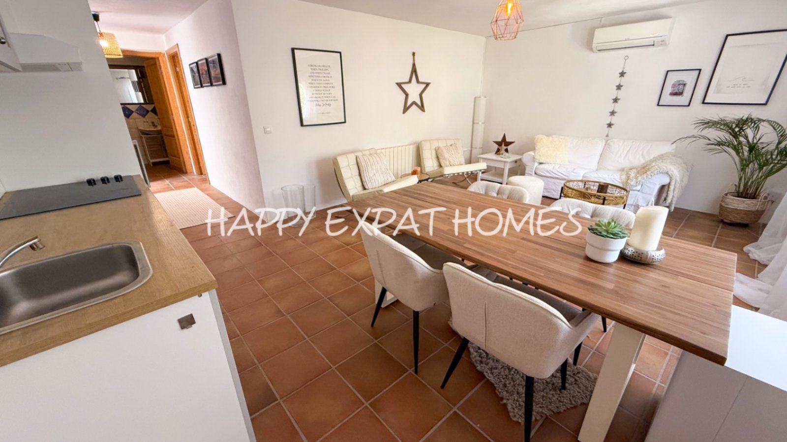 Dieses komplett möblierte Haus in einem perfekten Wartungszustand befindet sich in den ruhigen Hügeln von Olivella und bietet beeindruckende Ausblicke