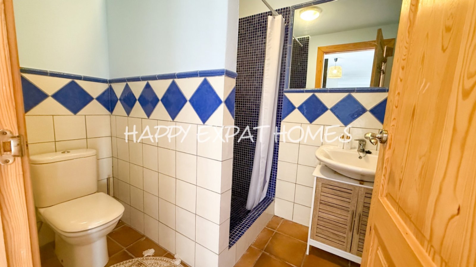 Dieses komplett möblierte Haus in einem perfekten Wartungszustand befindet sich in den ruhigen Hügeln von Olivella und bietet beeindruckende Ausblicke