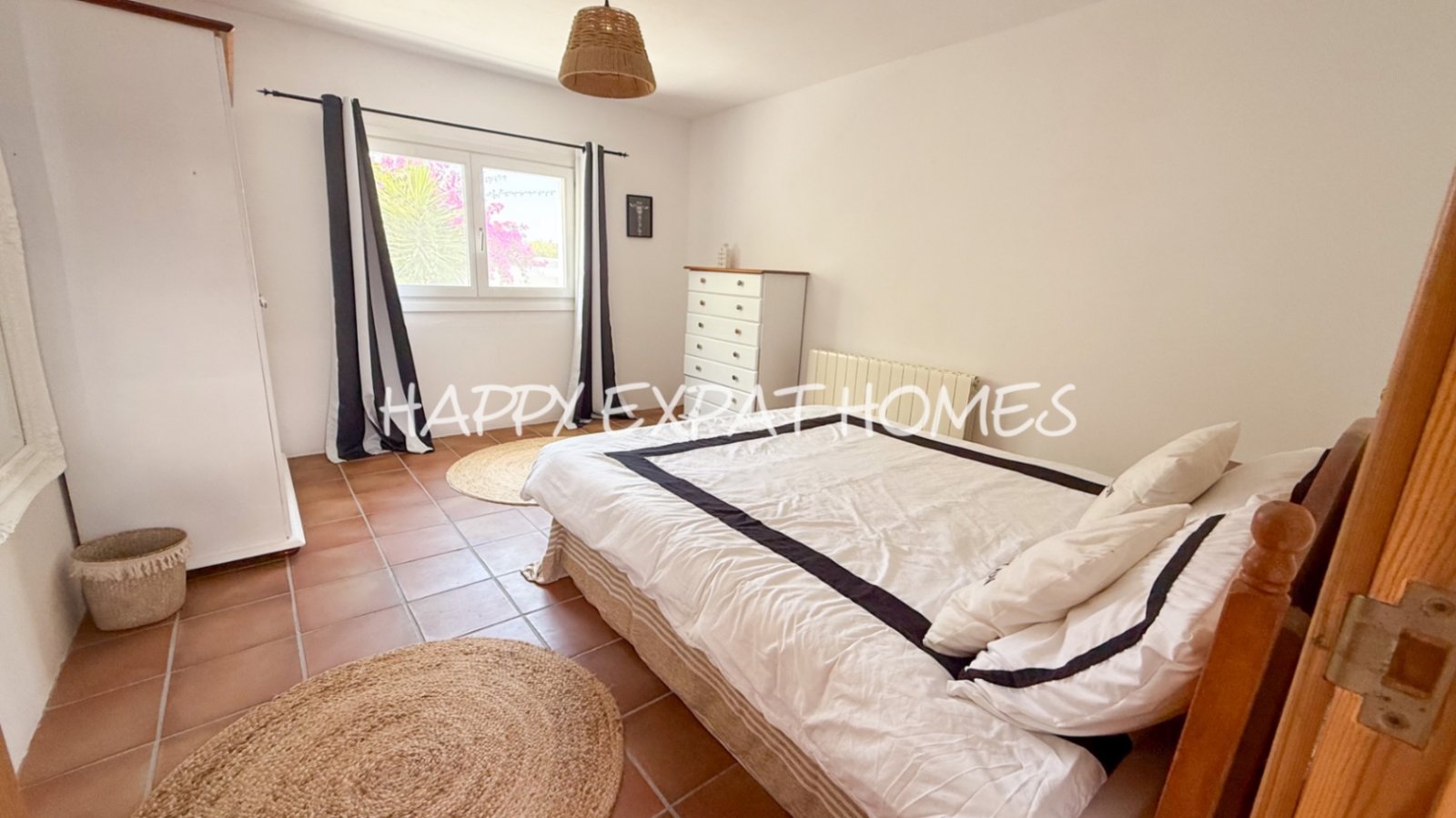 Dieses komplett möblierte Haus in einem perfekten Wartungszustand befindet sich in den ruhigen Hügeln von Olivella und bietet beeindruckende Ausblicke