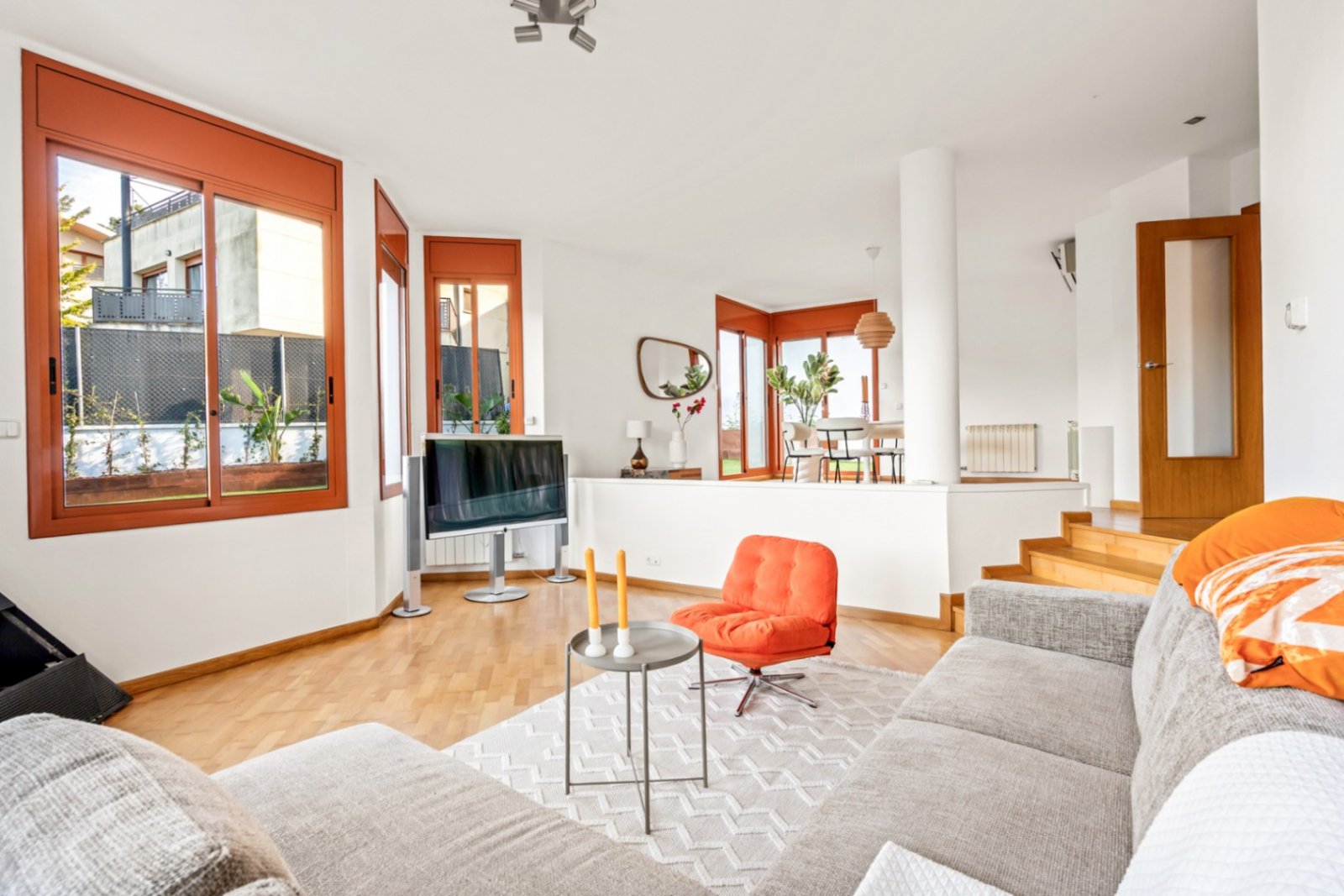 Villa Heidi ist eine charmante und moderne Residenz, die sich in Vallvidrera, einem der grünsten und ruhigsten Viertel Barcelonas, befindet. Vallvidre