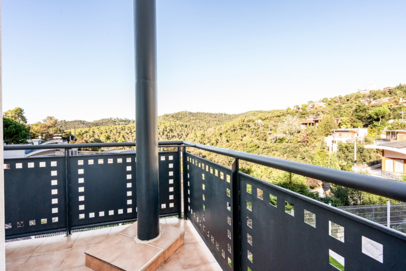 Villa Heidi ist eine charmante und moderne Residenz, die sich in Vallvidrera, einem der grünsten und ruhigsten Viertel Barcelonas, befindet. Vallvidre