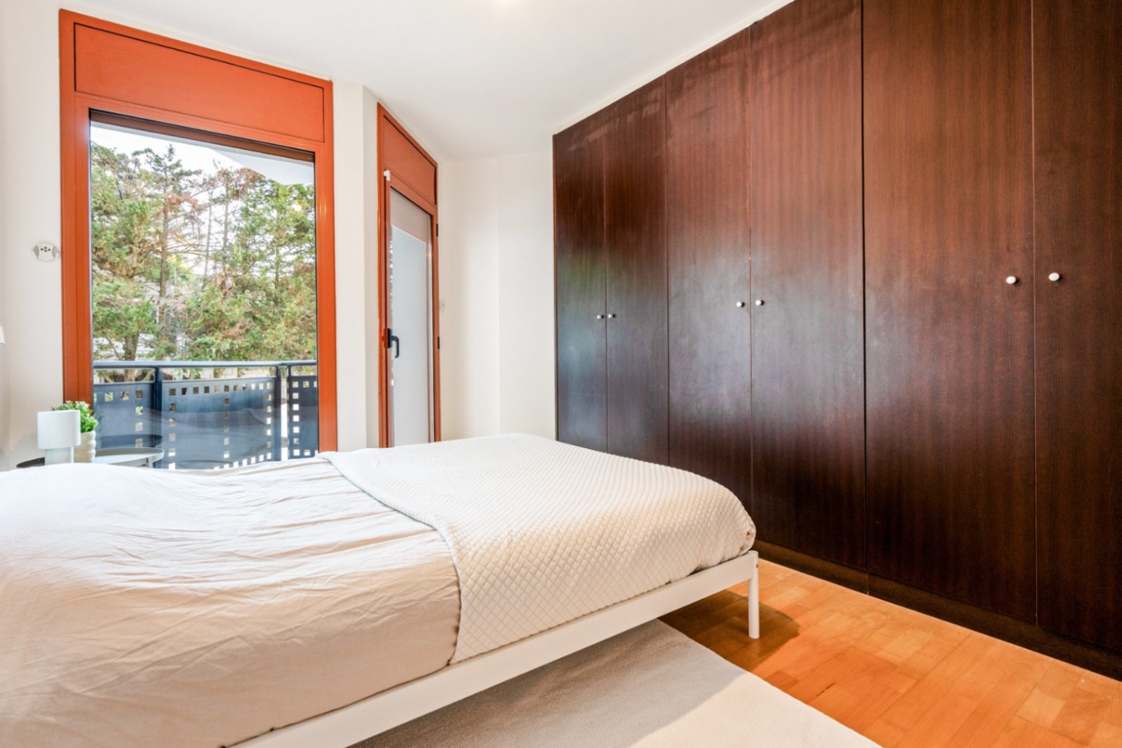 Villa Heidi ist eine charmante und moderne Residenz, die sich in Vallvidrera, einem der grünsten und ruhigsten Viertel Barcelonas, befindet. Vallvidre