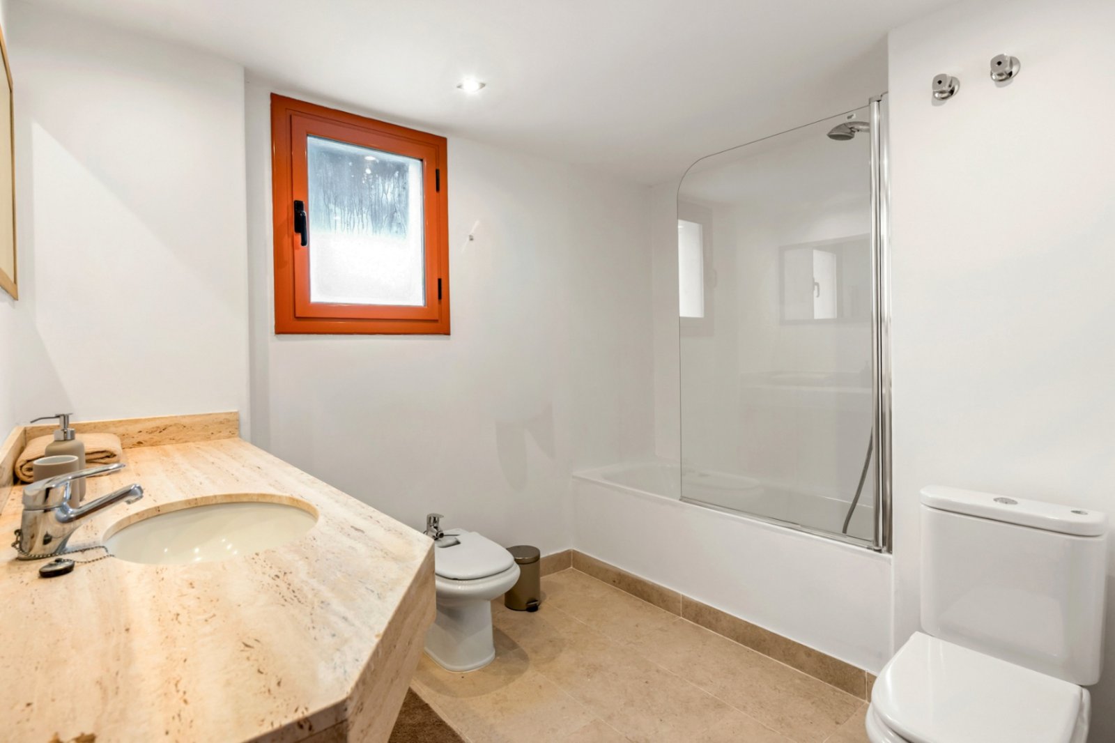 Villa Heidi ist eine charmante und moderne Residenz, die sich in Vallvidrera, einem der grünsten und ruhigsten Viertel Barcelonas, befindet. Vallvidre