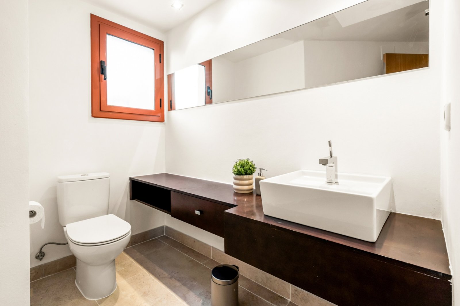 Villa Heidi ist eine charmante und moderne Residenz, die sich in Vallvidrera, einem der grünsten und ruhigsten Viertel Barcelonas, befindet. Vallvidre