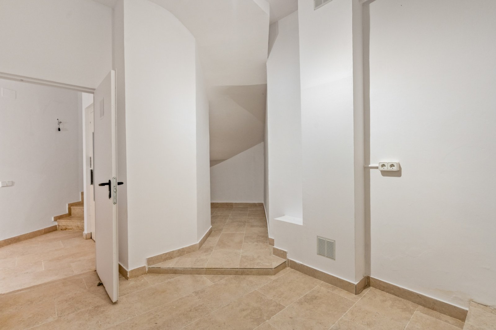 Villa Heidi ist eine charmante und moderne Residenz, die sich in Vallvidrera, einem der grünsten und ruhigsten Viertel Barcelonas, befindet. Vallvidre