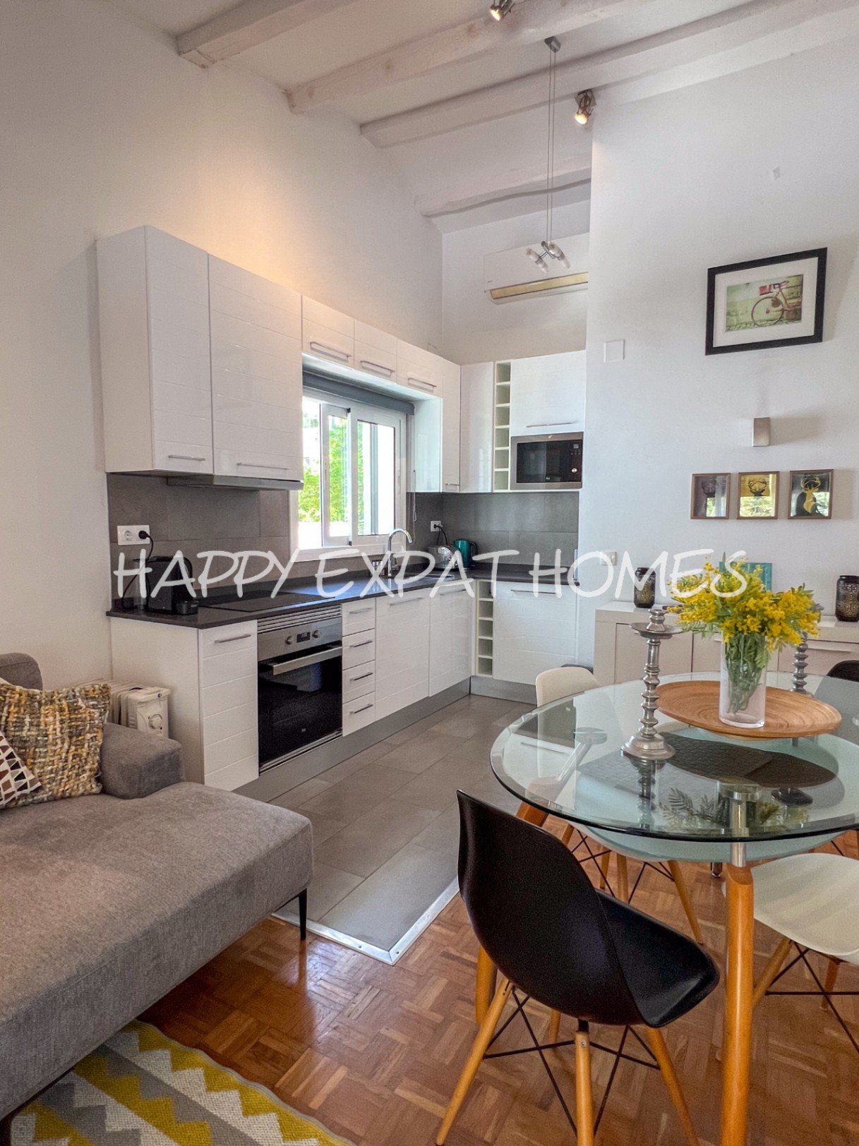 Diese Ein-Zimmer-Wohnung befindet sich an einem unschlagbaren Standort: die Straße Sant Muç ist berühmt dafür, eine exklusive Oase des Friedens in zwe