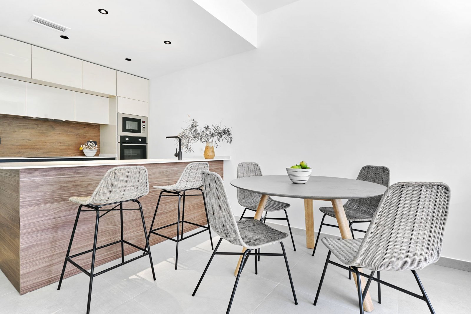 In der charmanten Stadt Torrevieja gelegen, bietet diese Wohnanlage eine Auswahl von 55 Bungalows, die darauf ausgelegt sind, die Bedürfnisse derjeni