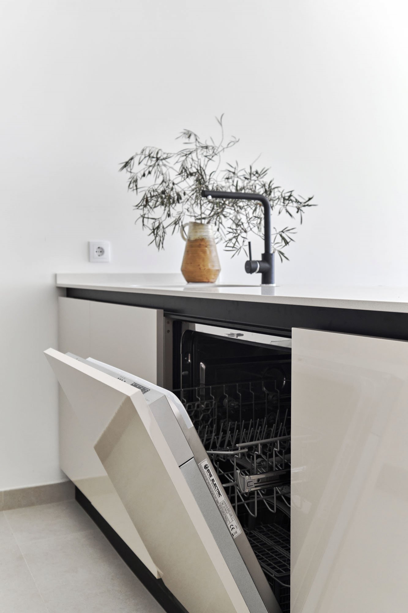 In der charmanten Stadt Torrevieja gelegen, bietet diese Wohnanlage eine Auswahl von 55 Bungalows, die darauf ausgelegt sind, die Bedürfnisse derjeni