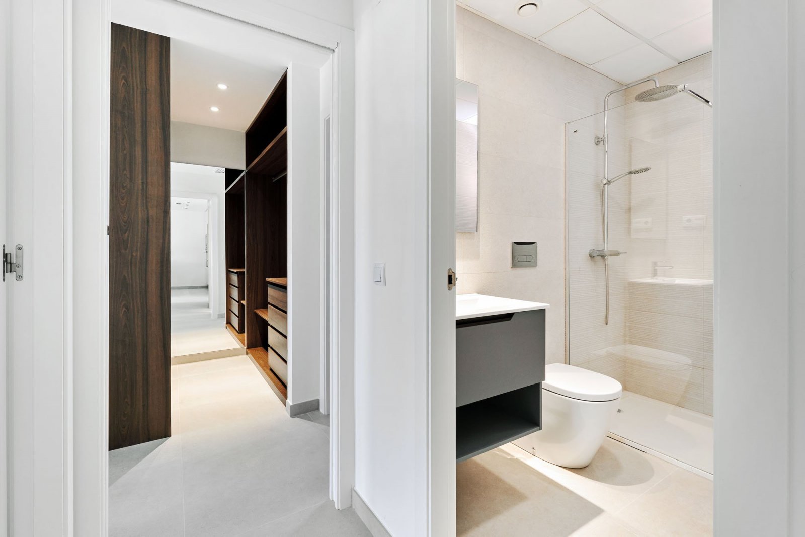 In der charmanten Stadt Torrevieja gelegen, bietet diese Wohnanlage eine Auswahl von 55 Bungalows, die darauf ausgelegt sind, die Bedürfnisse derjeni