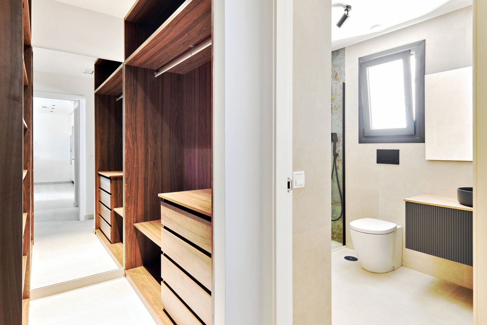 In der charmanten Stadt Torrevieja gelegen, bietet diese Wohnanlage eine Auswahl von 55 Bungalows, die darauf ausgelegt sind, die Bedürfnisse derjeni