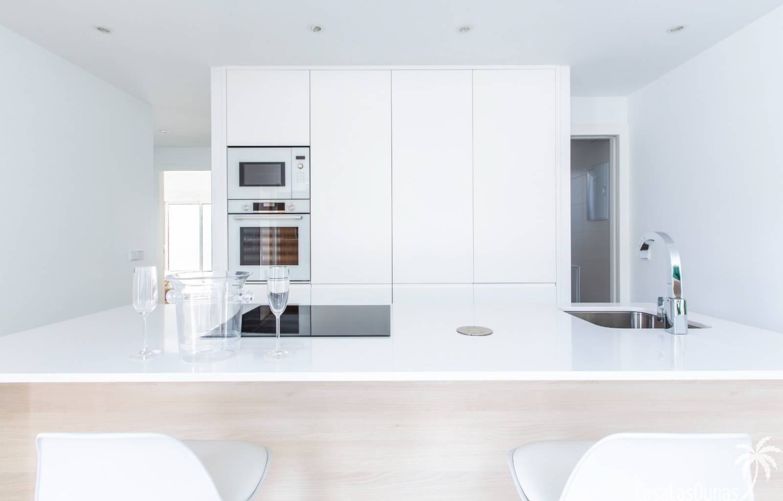 Diese schönen Einfamilienhäuser sind nur 1 km vom Sandstrand von Mar Menor und 8 km vom Mittelmeer entfernt gebaut. Die Häuser sind lebenssicher, was