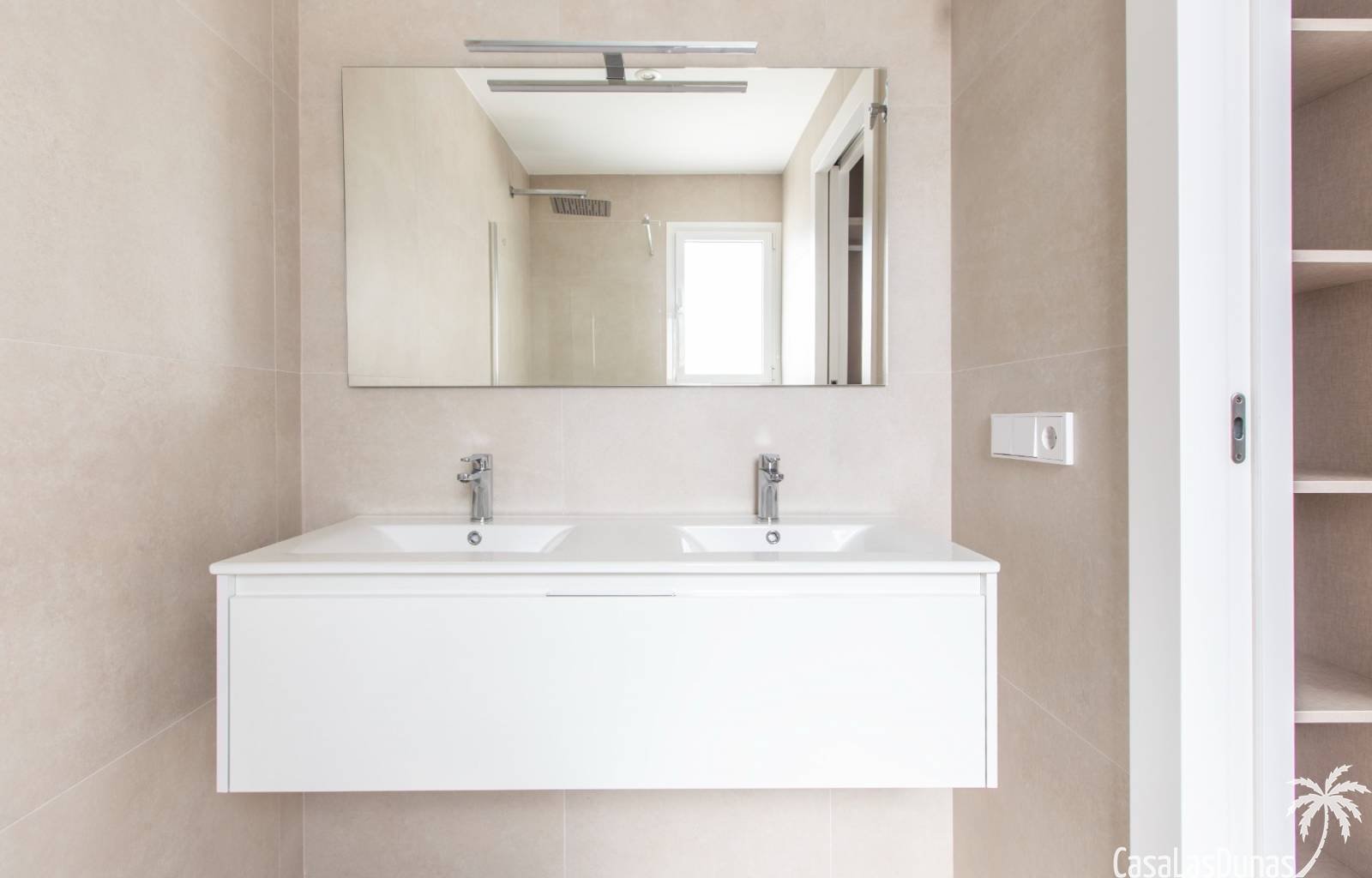 Diese schönen Einfamilienhäuser sind nur 1 km vom Sandstrand von Mar Menor und 8 km vom Mittelmeer entfernt gebaut. Die Häuser sind lebenssicher, was