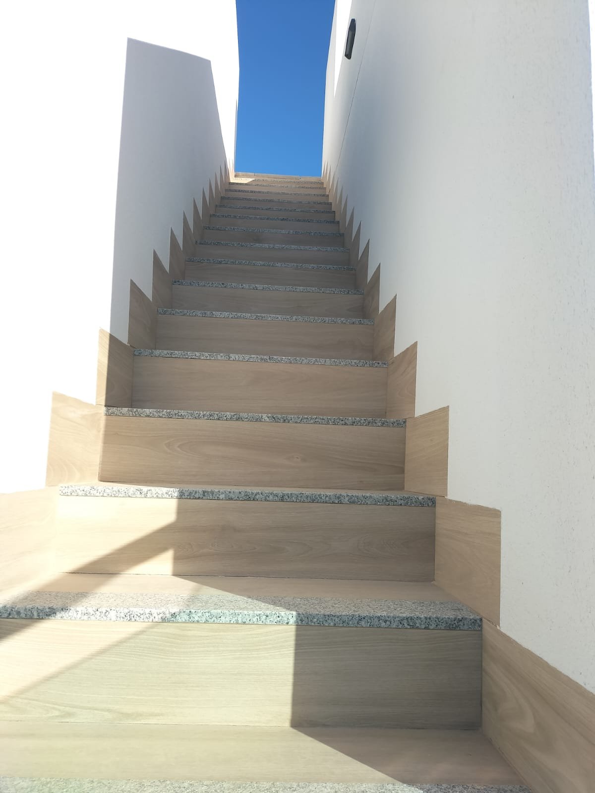  In der charmanten Stadt Orihuela gelegen, bietet diese Wohnanlage eine Vielzahl von Wohnmöglichkeiten, die unterschiedlichen Bedürfnissen und Lebenss