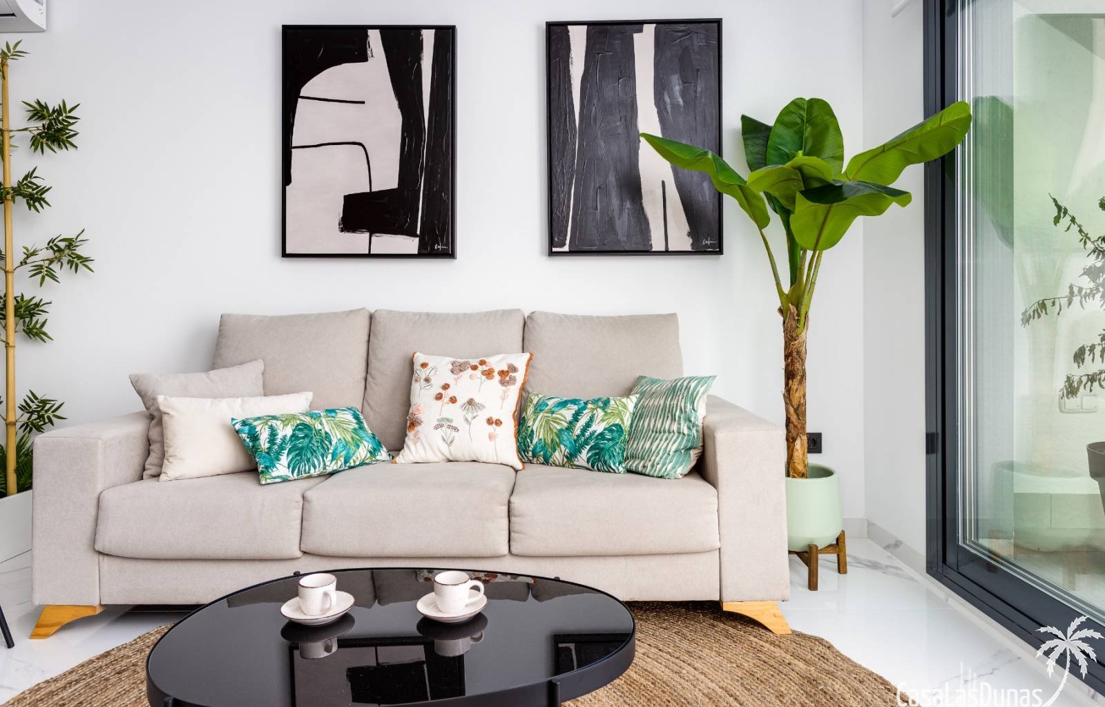 Oasis Beach XV ist ein Komplex von 130 Apartments, die die Wahl zwischen zwei oder drei Schlafzimmern und zwei Badezimmern haben, die um eine große G