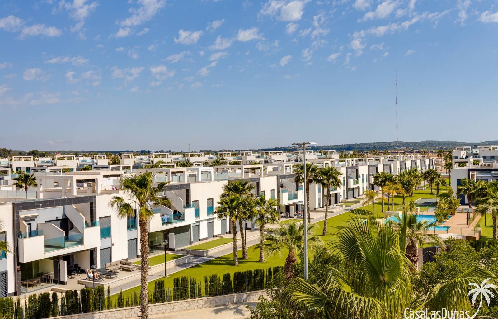 Oasis Beach XV ist ein Komplex von 130 Apartments, die die Wahl zwischen zwei oder drei Schlafzimmern und zwei Badezimmern haben, die um eine große G