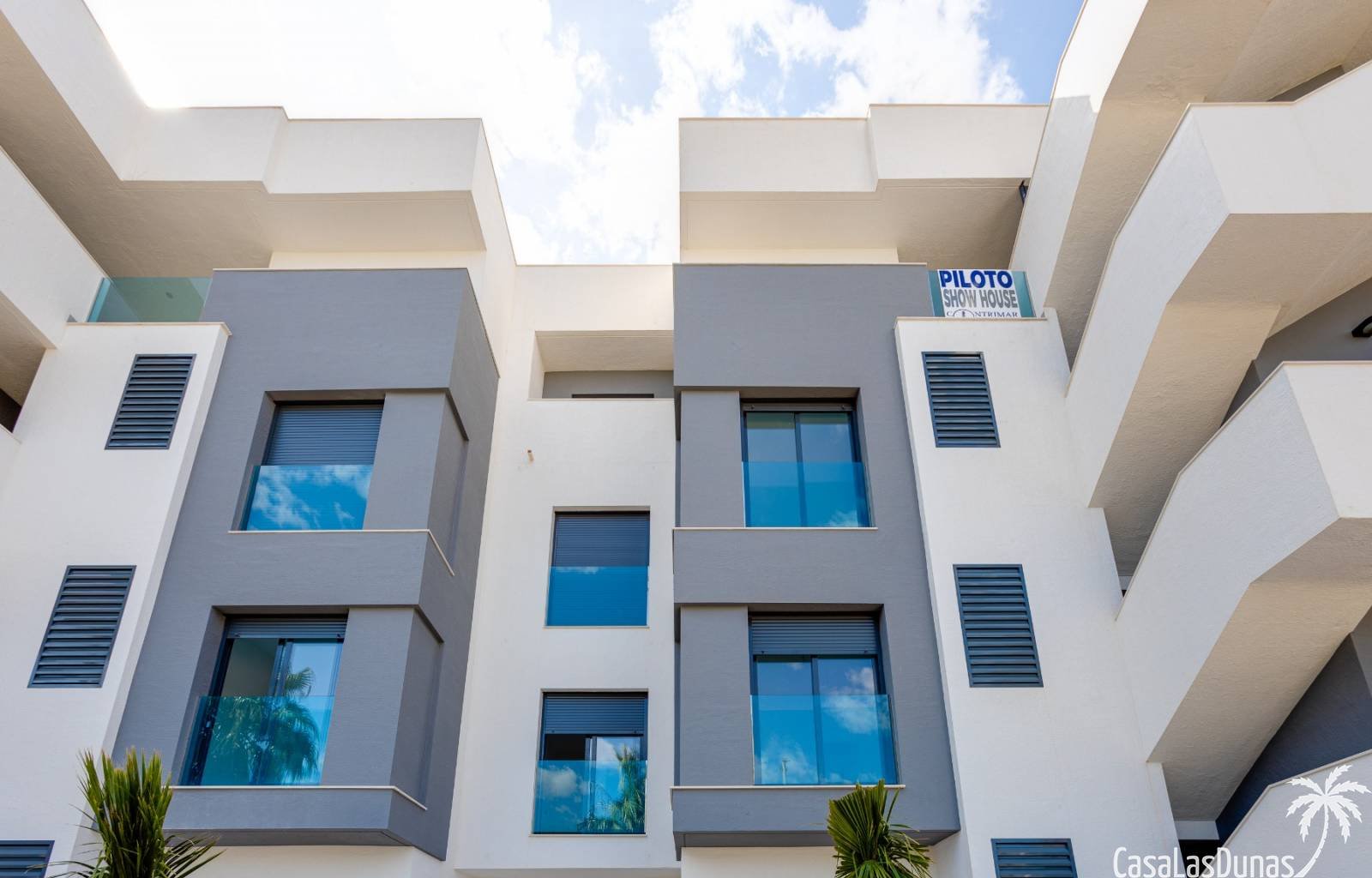 Oasis Beach XV ist ein Komplex von 130 Apartments, die die Wahl zwischen zwei oder drei Schlafzimmern und zwei Badezimmern haben, die um eine große G