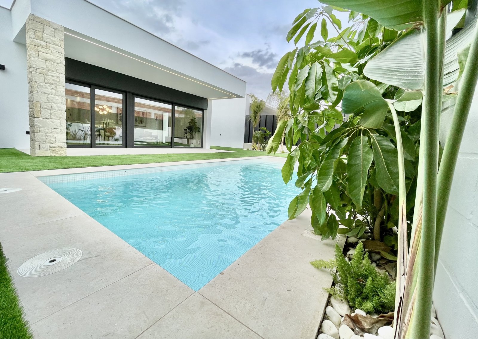 In der charmanten Stadt Molina de Segura gelegen, bietet dieser Wohnkomplex 34 unabhängige Häuser, die Komfort und Modernität vereinen. Die Immobilie