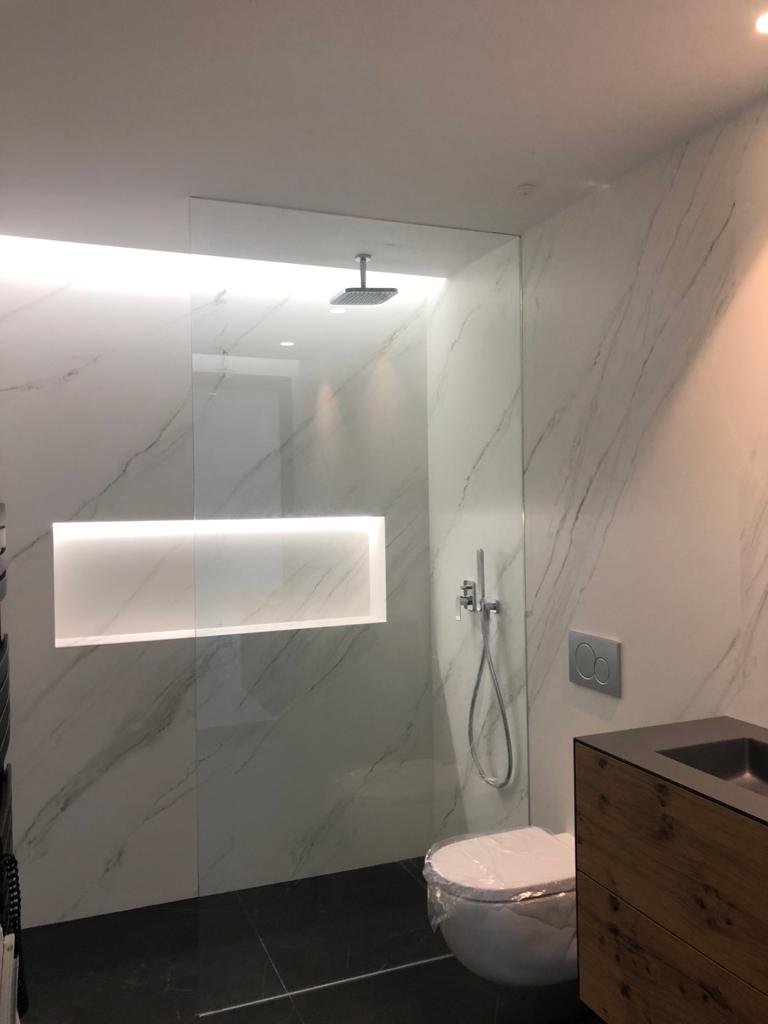 In der charmanten Stadt Molina de Segura gelegen, bietet dieser Wohnkomplex 34 unabhängige Häuser, die Komfort und Modernität vereinen. Die Immobilie