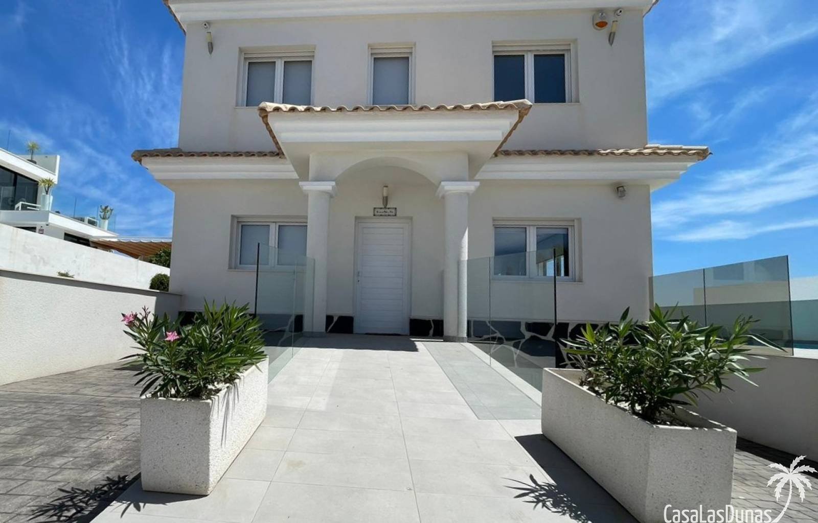 „Villa Kiro“ ist ein luxuriöser Rückzugsort im malerischen Dorf La Marina an der spanischen Küste. Diese über drei Etagen verteilte Luxusvilla bietet