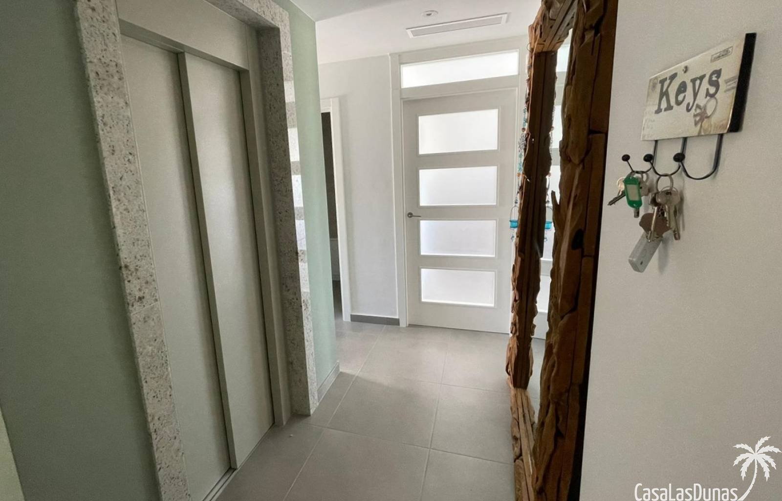 „Villa Kiro“ ist ein luxuriöser Rückzugsort im malerischen Dorf La Marina an der spanischen Küste. Diese über drei Etagen verteilte Luxusvilla bietet