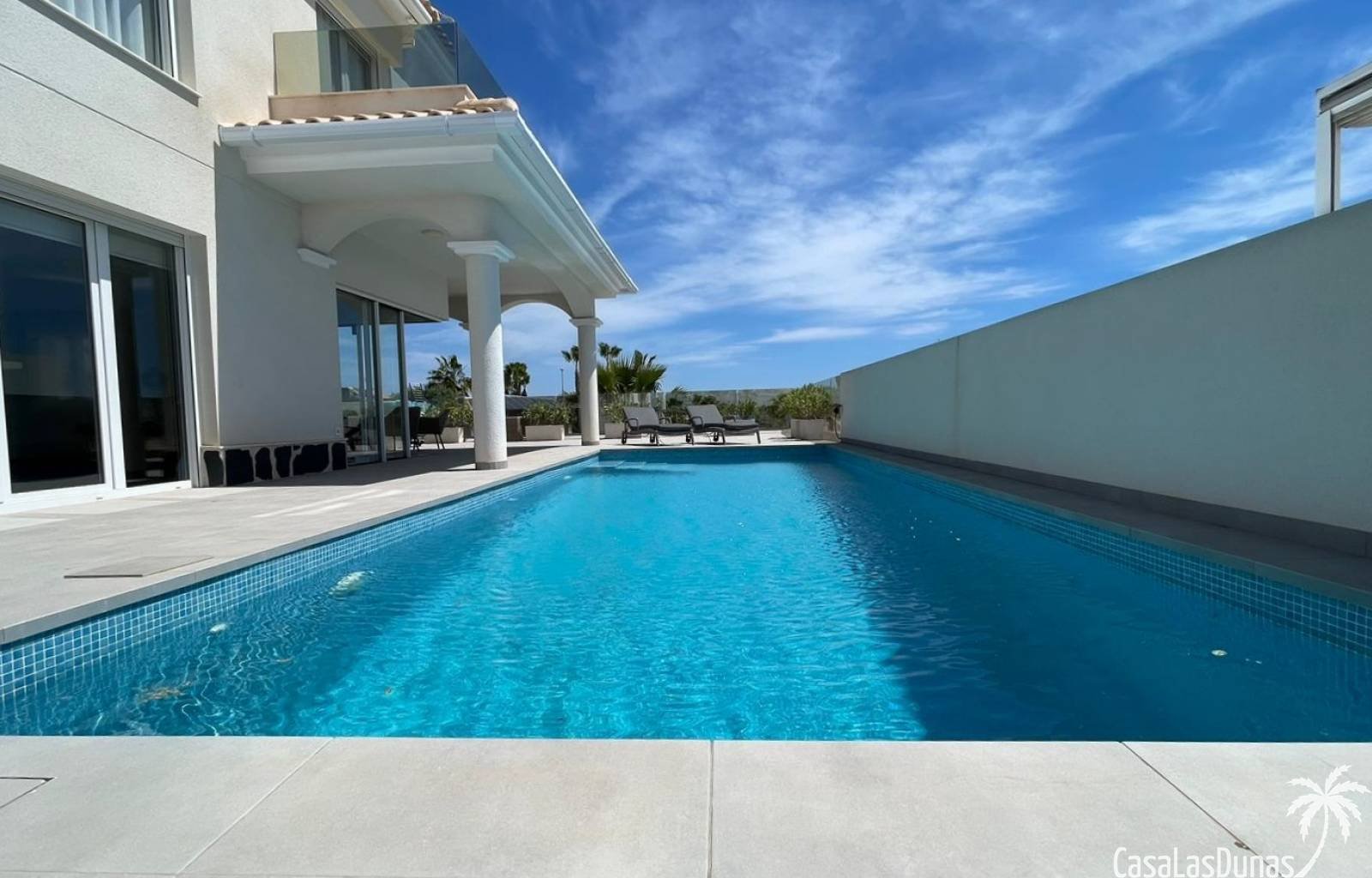 „Villa Kiro“ ist ein luxuriöser Rückzugsort im malerischen Dorf La Marina an der spanischen Küste. Diese über drei Etagen verteilte Luxusvilla bietet