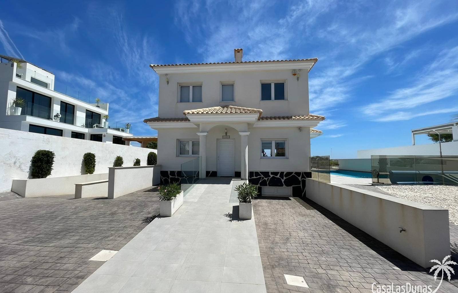 „Villa Kiro“ ist ein luxuriöser Rückzugsort im malerischen Dorf La Marina an der spanischen Küste. Diese über drei Etagen verteilte Luxusvilla bietet