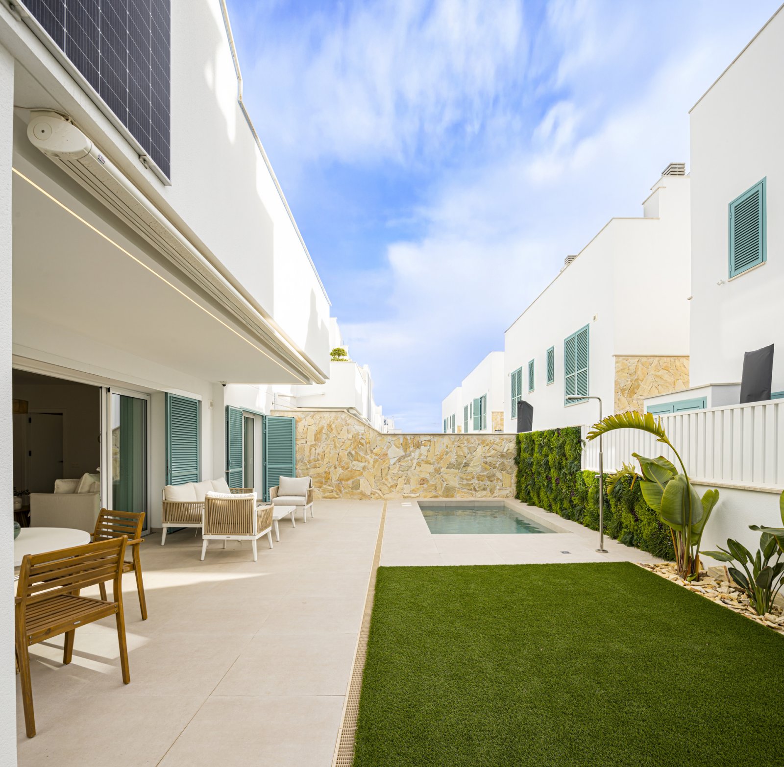  In der charmanten Gemeinde Pilar de la Horadada gelegen, bietet dieser Wohnkomplex eine Auswahl an hohen und niedrigen Bungalows, die für diejenigen 