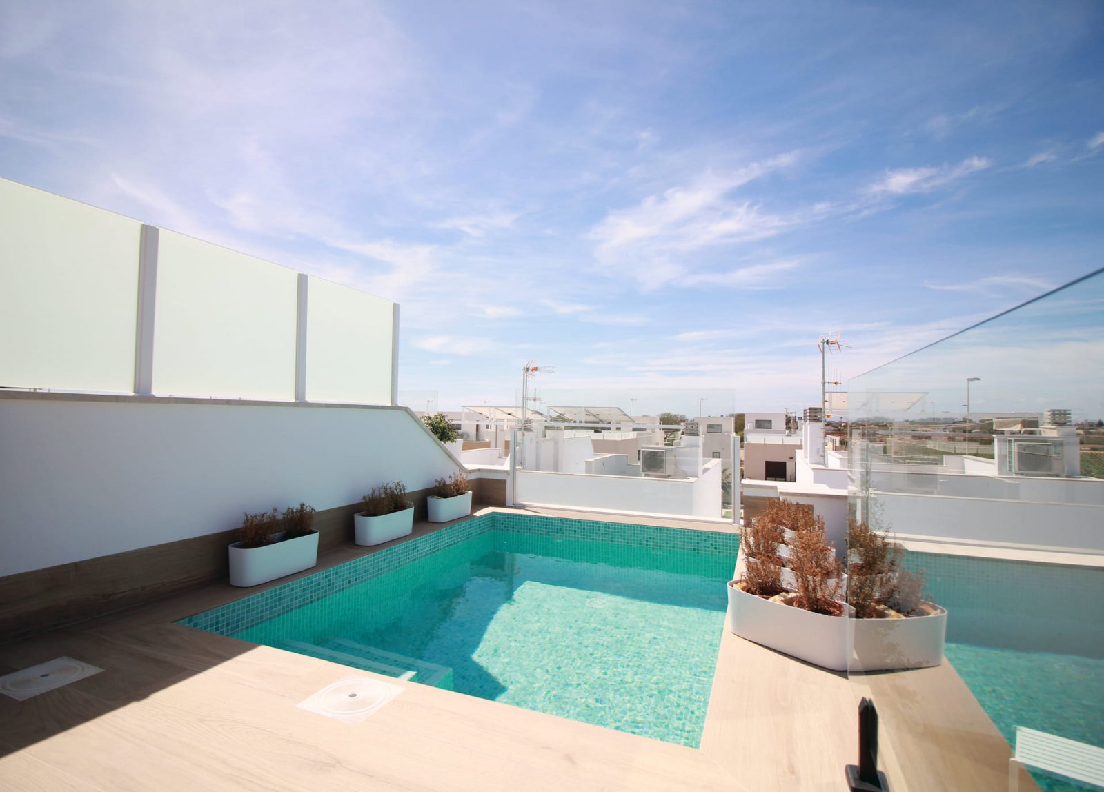  In der charmanten Gemeinde Pilar de la Horadada gelegen, bietet dieser Wohnkomplex eine Auswahl an hohen und niedrigen Bungalows, die für diejenigen 