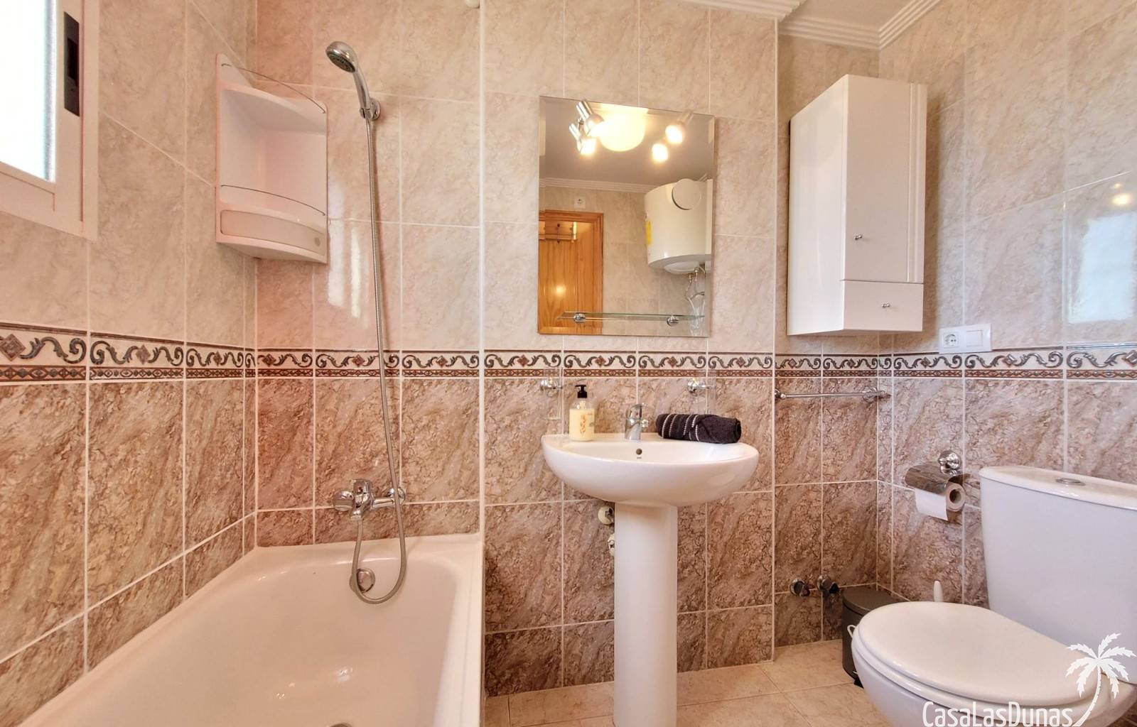 Dieses Ferienhaus im belebten Küstenort La Mata ist ein idealer Ausgangspunkt für einen erholsamen Urlaub. Mit seiner traditionellen spanischen Dekor