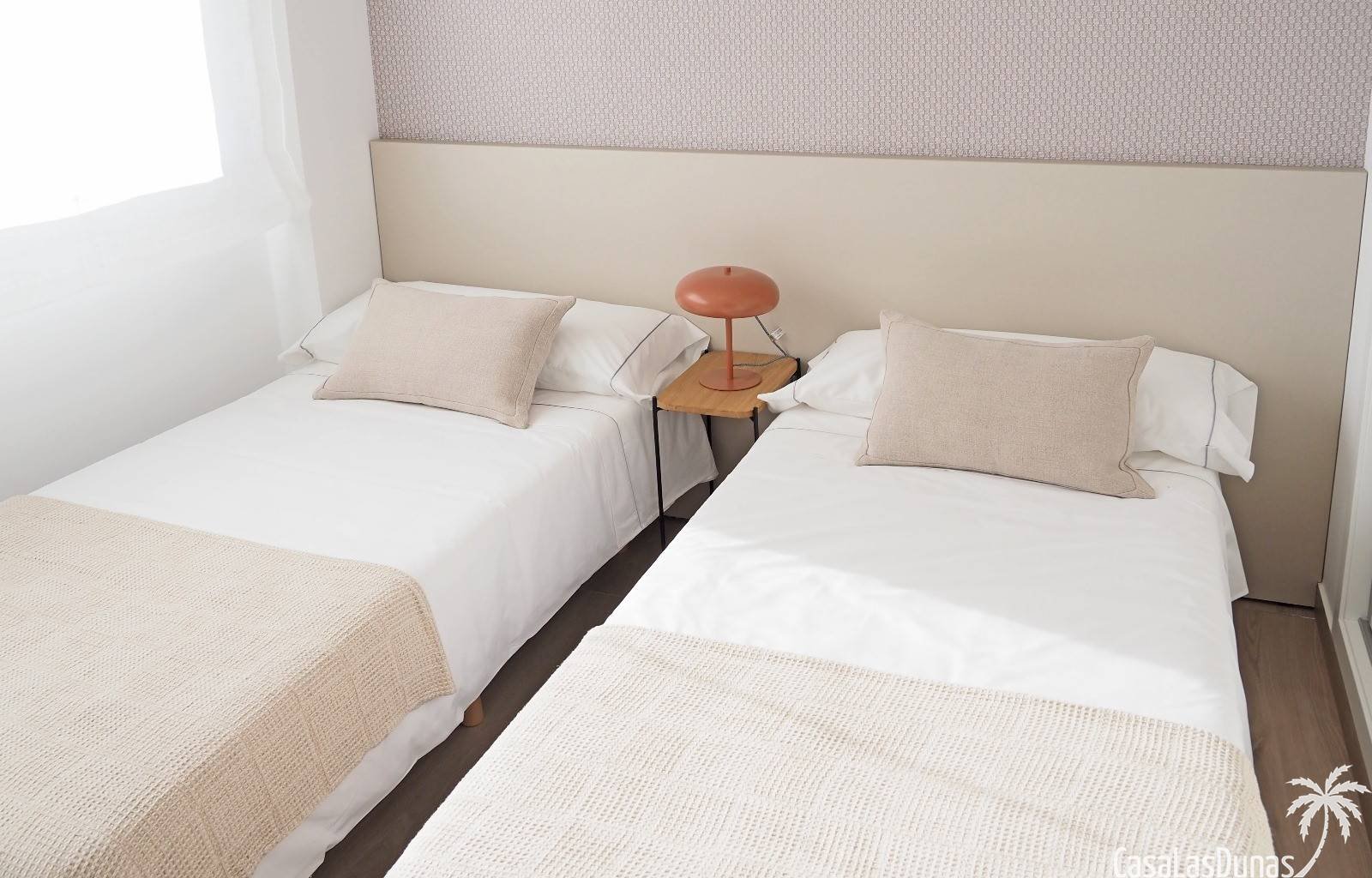 Wir finden diesen herrlichen Komplex innerhalb der Grenzen eines Golfresorts in Orihuela Costa. Es gibt Modelle mit 2 oder 3 Schlafzimmern, im Erdges