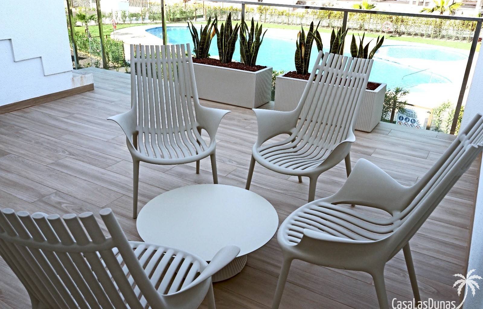 Wir finden diesen herrlichen Komplex innerhalb der Grenzen eines Golfresorts in Orihuela Costa. Es gibt Modelle mit 2 oder 3 Schlafzimmern, im Erdges