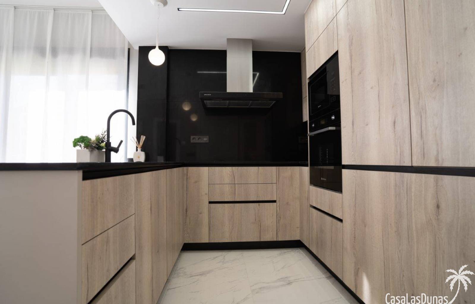  In der Nähe von Annehmlichkeiten und dennoch nur 2,3 Kilometer von den wunderschönen Sandstränden von Torre de la Horadada entfernt finden wir diesen