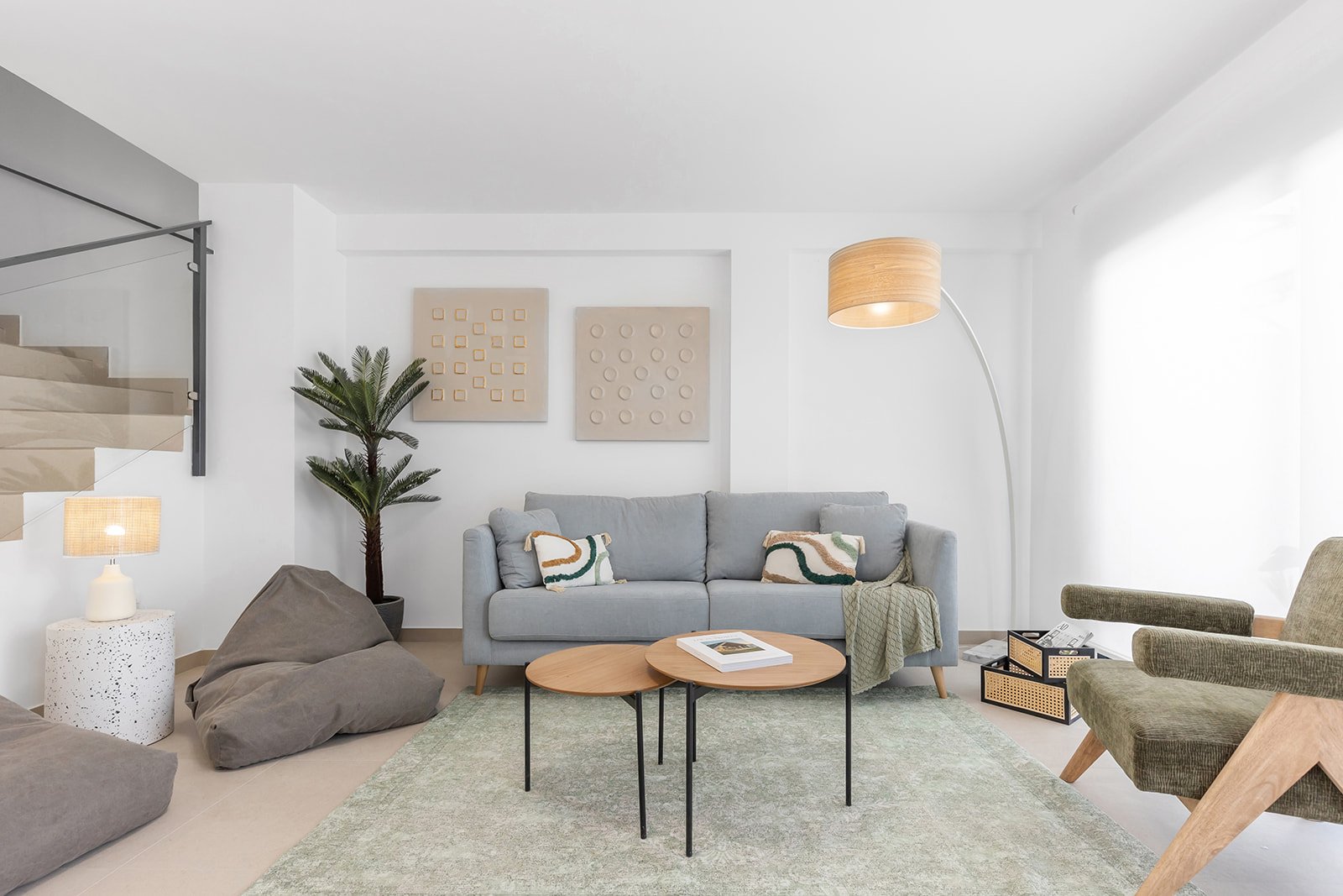 In der charmanten Ortschaft Rafal gelegen, bietet dieser Wohnkomplex eine exklusive Auswahl von 9 Reihenhäusern. Diese Immobilien sind so konzipiert,