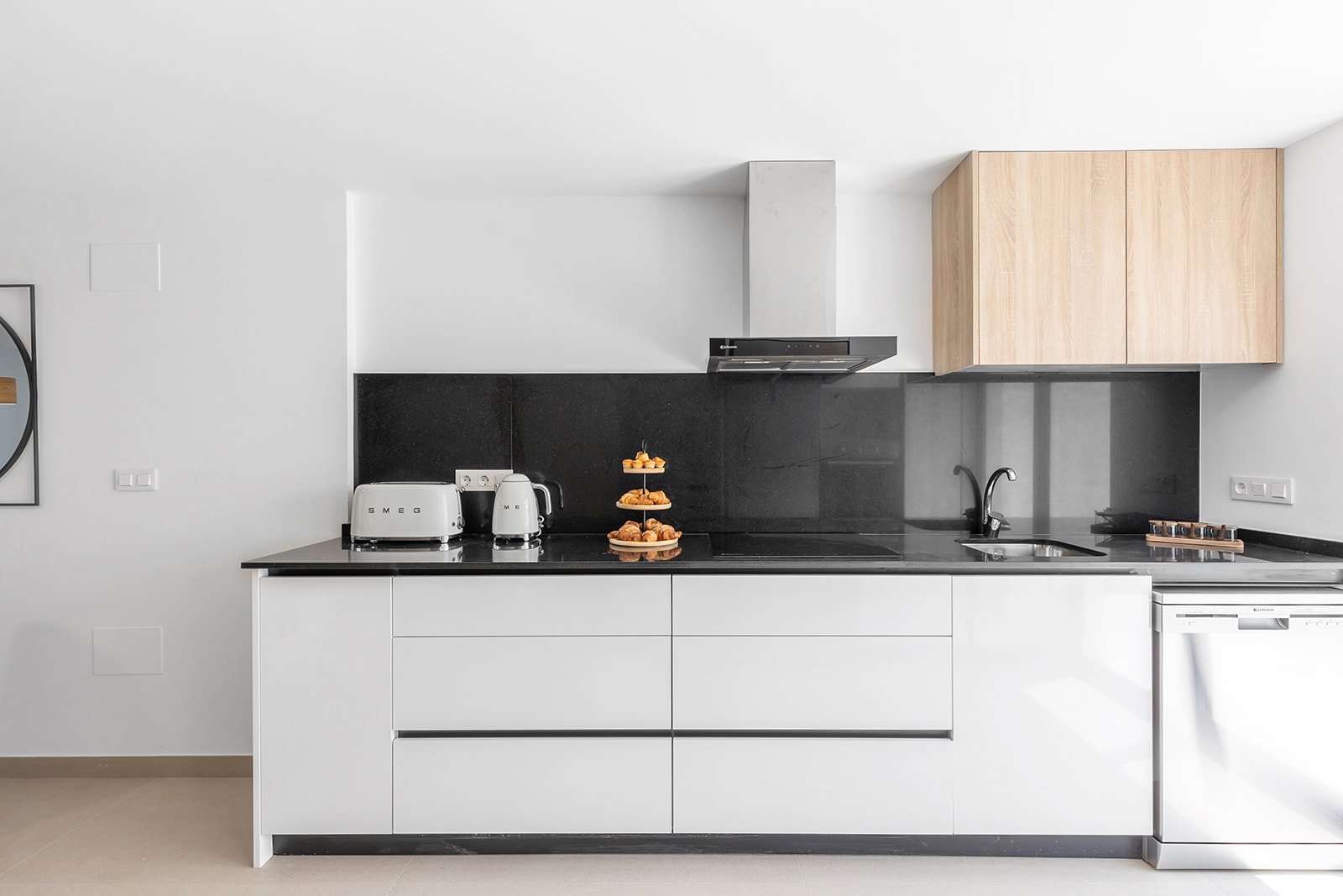 In der charmanten Ortschaft Rafal gelegen, bietet dieser Wohnkomplex eine exklusive Auswahl von 9 Reihenhäusern. Diese Immobilien sind so konzipiert,