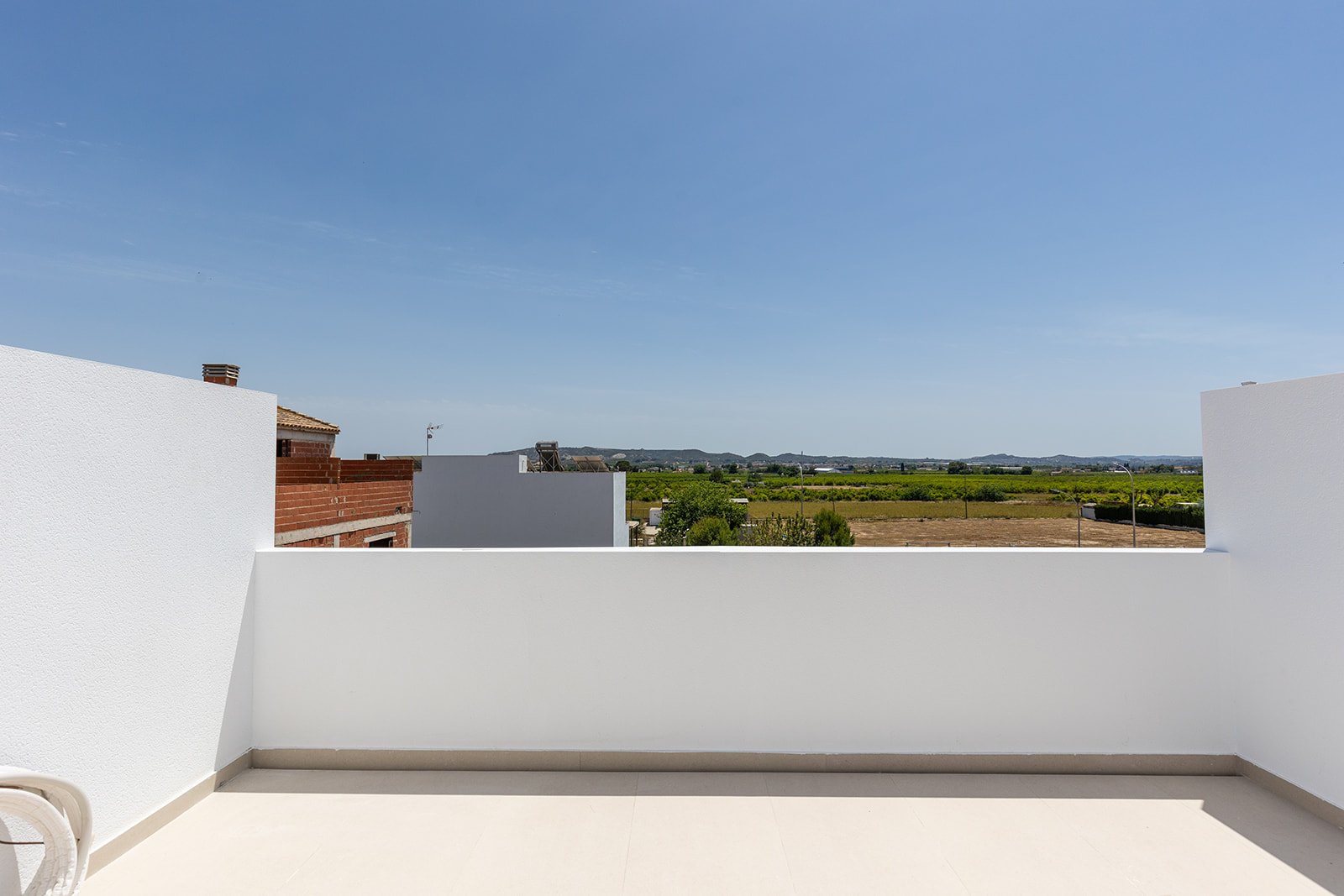 In der charmanten Ortschaft Rafal gelegen, bietet dieser Wohnkomplex eine exklusive Auswahl von 9 Reihenhäusern. Diese Immobilien sind so konzipiert,