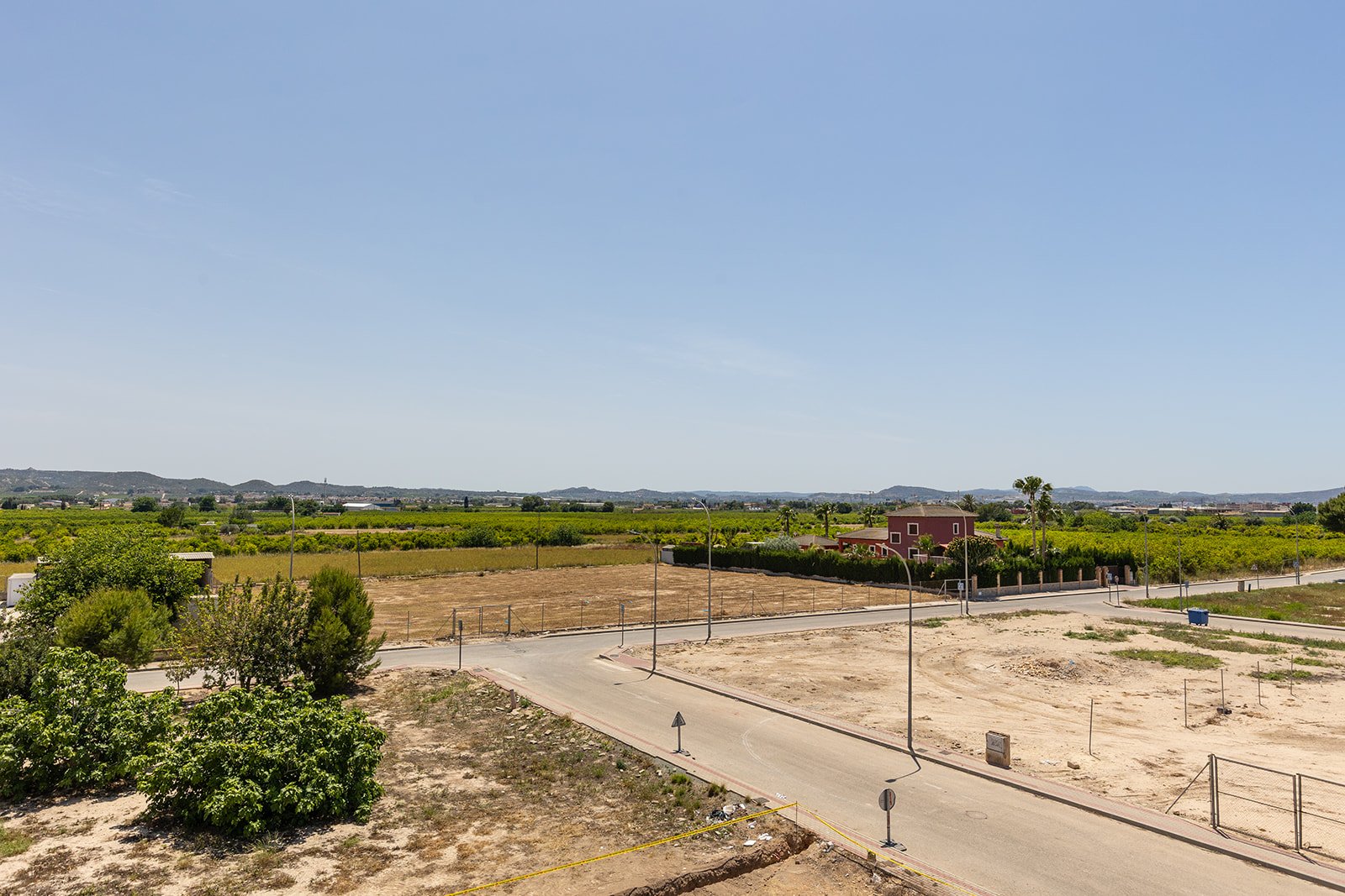 In der charmanten Ortschaft Rafal gelegen, bietet dieser Wohnkomplex eine exklusive Auswahl von 9 Reihenhäusern. Diese Immobilien sind so konzipiert,