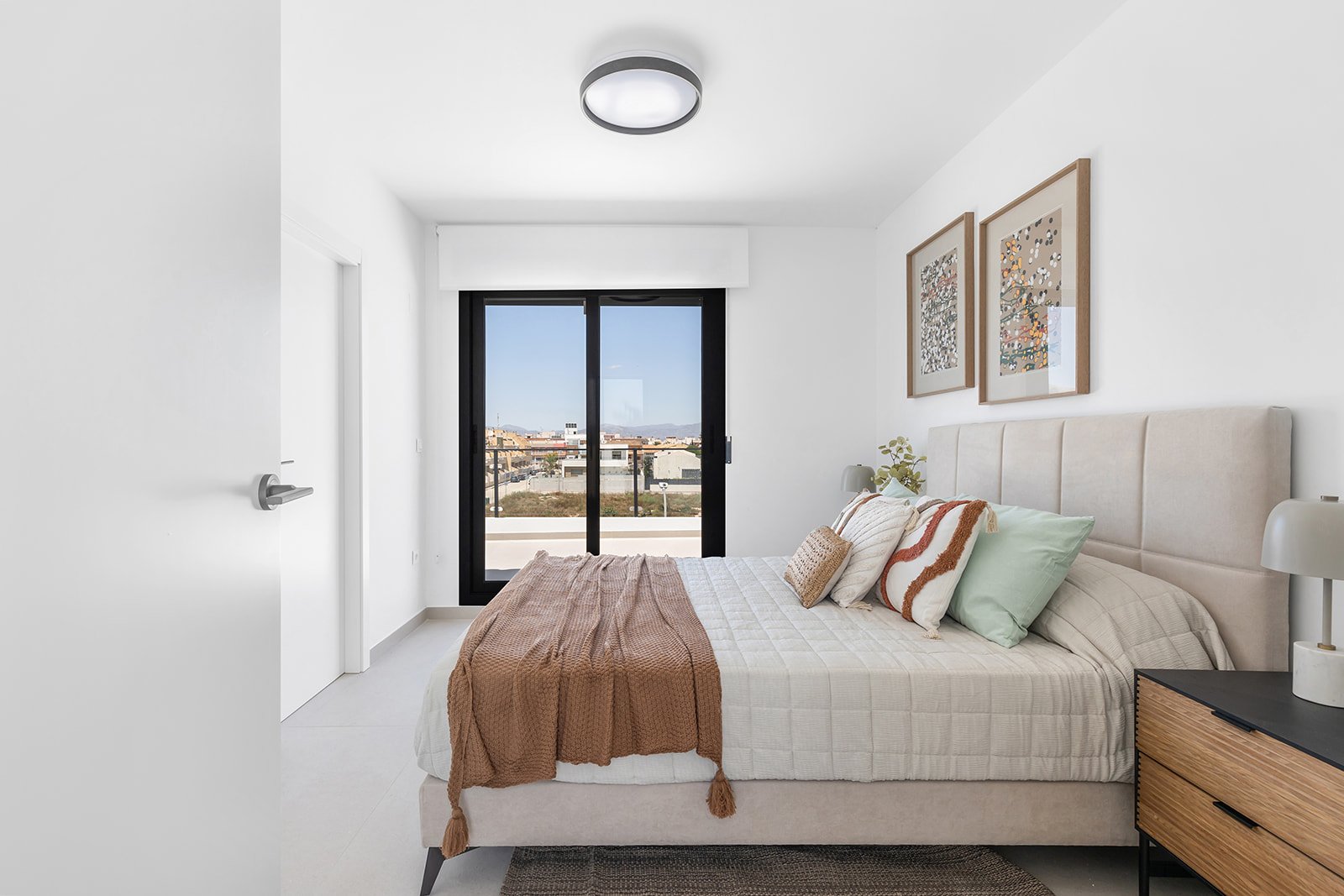 In der charmanten Ortschaft Rafal gelegen, bietet dieser Wohnkomplex eine exklusive Auswahl von 9 Reihenhäusern. Diese Immobilien sind so konzipiert,