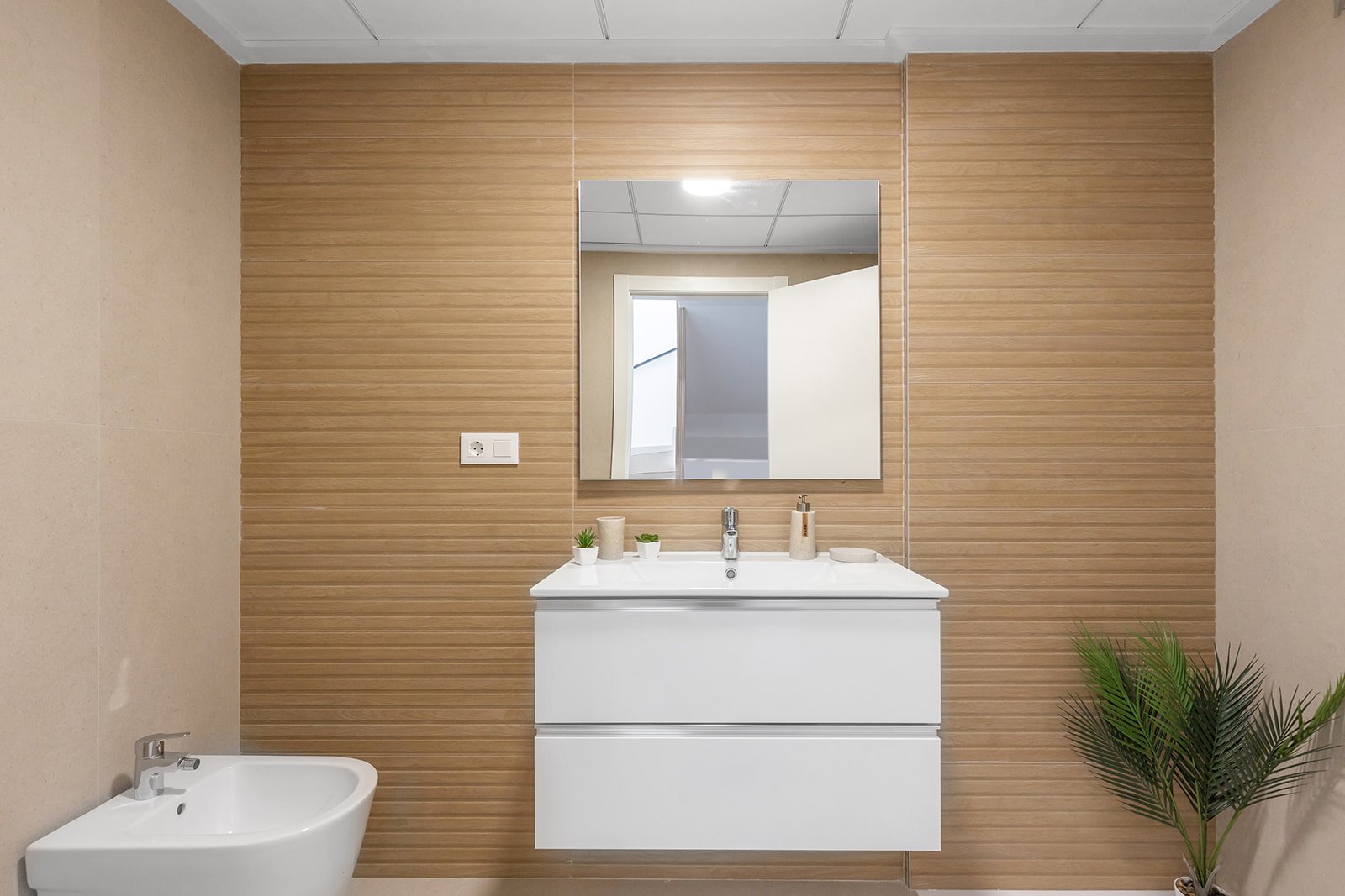 In der charmanten Ortschaft Rafal gelegen, bietet dieser Wohnkomplex eine exklusive Auswahl von 9 Reihenhäusern. Diese Immobilien sind so konzipiert,