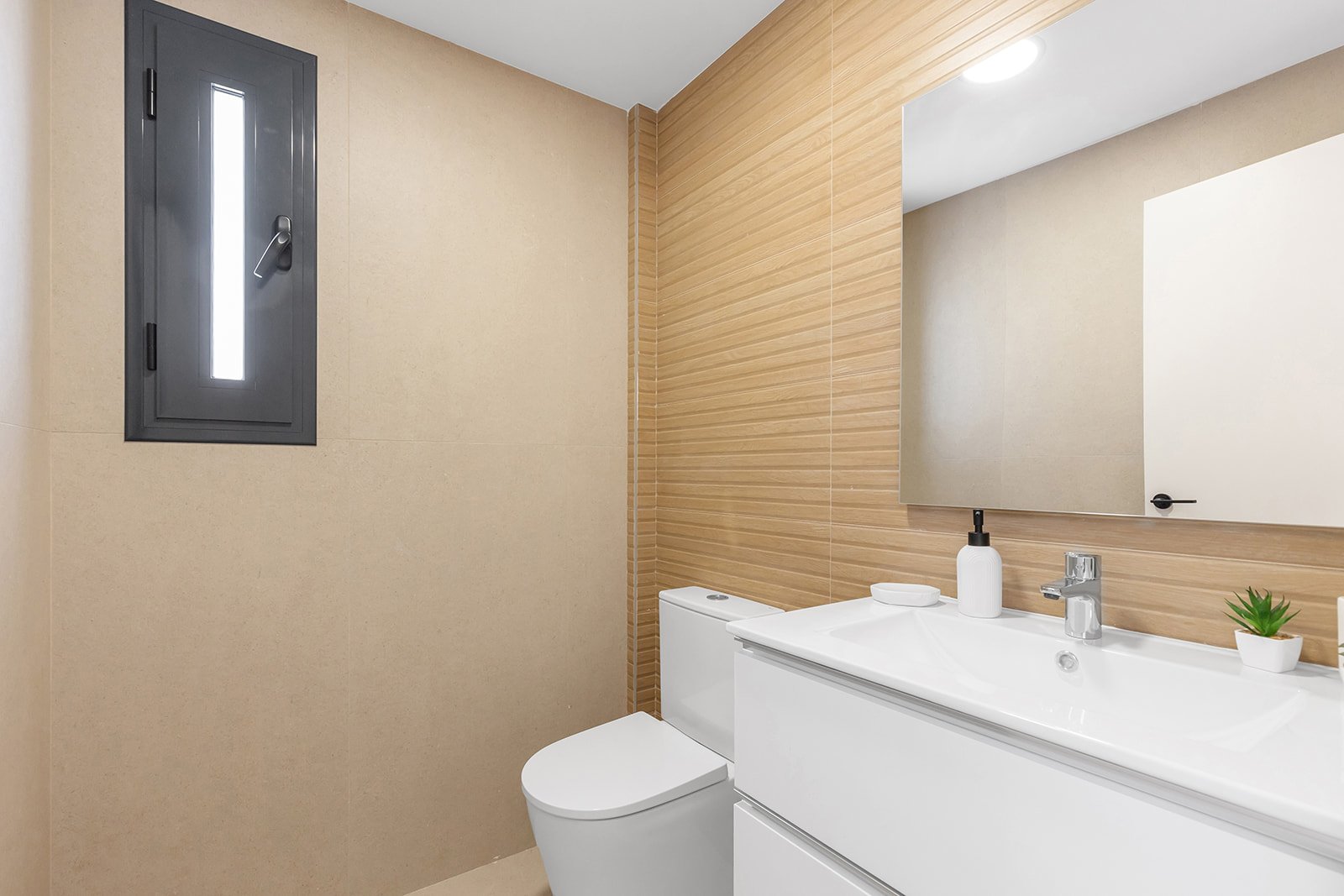 In der charmanten Ortschaft Rafal gelegen, bietet dieser Wohnkomplex eine exklusive Auswahl von 9 Reihenhäusern. Diese Immobilien sind so konzipiert,