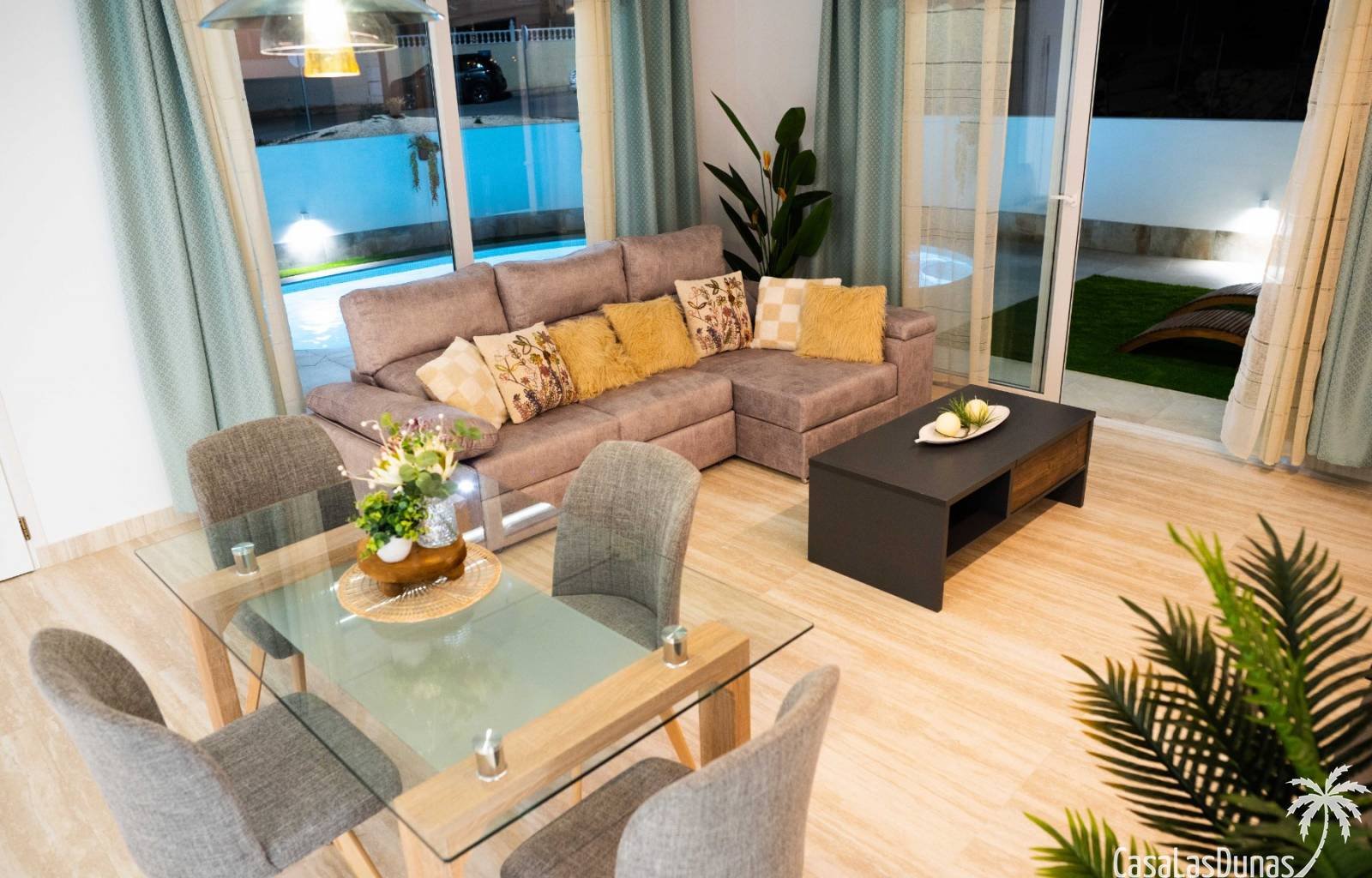 Diese Villa ist schlüsselfertig und sofort bezugsfertig! Sie befindet sich am Golfplatz La Marquesa in Quesada. Sie besteht aus drei Ebenen: einem Un