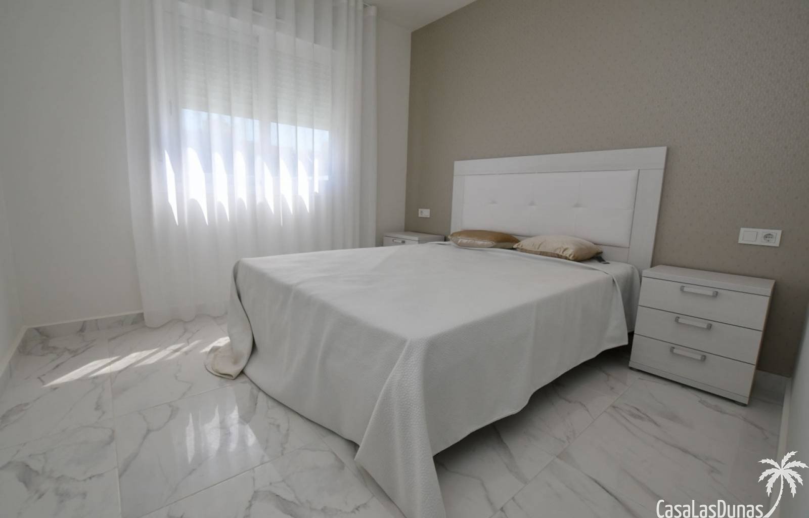 Elegante neue Erdgeschosswohnungen stehen in der ruhigen und grünen Gegend La Cañada , nahe dem lebhaften Zentrum von San Miguel de Salinas, zur Verf