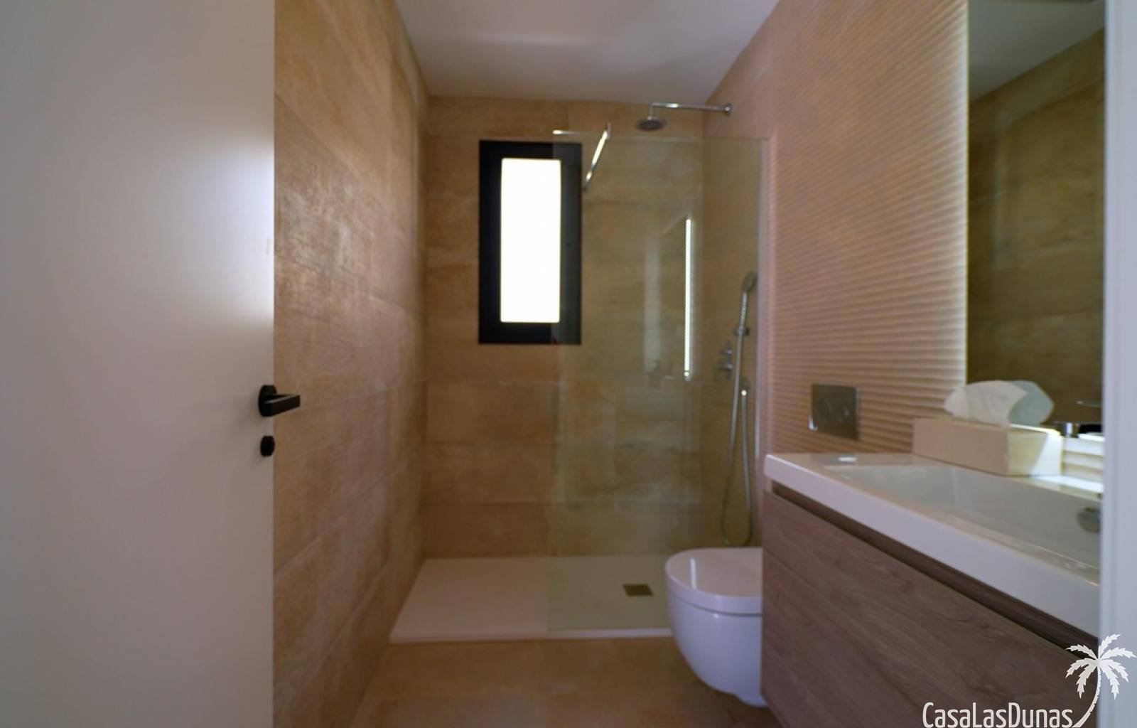  Deze exclusieve villas beschikken over 3 slaapkamers en 3 badkamers, én buitenzwembad, een carport en een fraai aangelegde tuin. Gelegen in het zonni