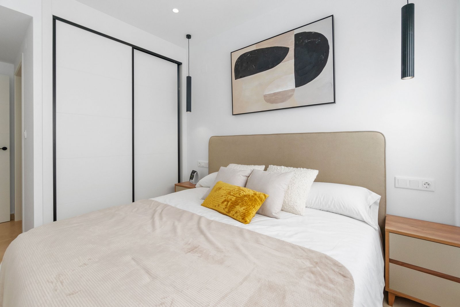 In der charmanten Stadt Torrevieja gelegen, bietet dieser Wohnkomplex eine Auswahl von 34 High-Bungalow- und Low-Bungalow-Immobilien. Diese Wohnungen