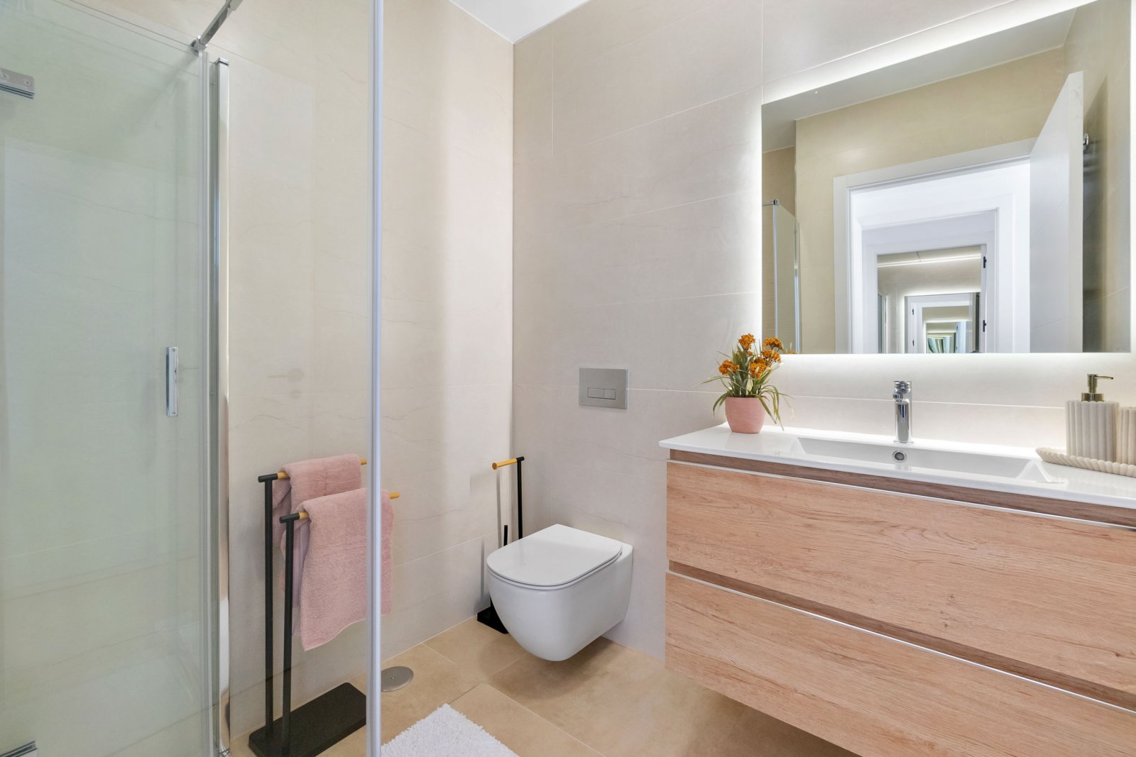 In der charmanten Stadt Torrevieja gelegen, bietet dieser Wohnkomplex eine Auswahl von 34 High-Bungalow- und Low-Bungalow-Immobilien. Diese Wohnungen