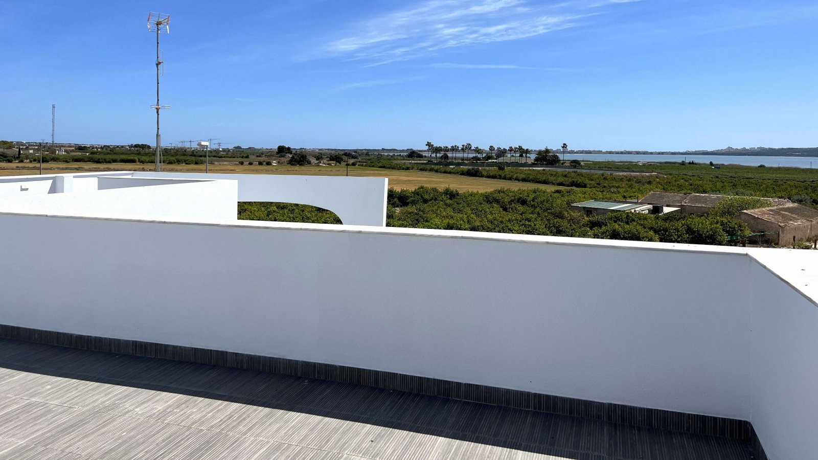  In der charmanten Stadt Rojales gelegen, bietet diese exklusive Sammlung von 7 freistehenden Häusern eine ideale Umgebung für diejenigen, die Ruhe un