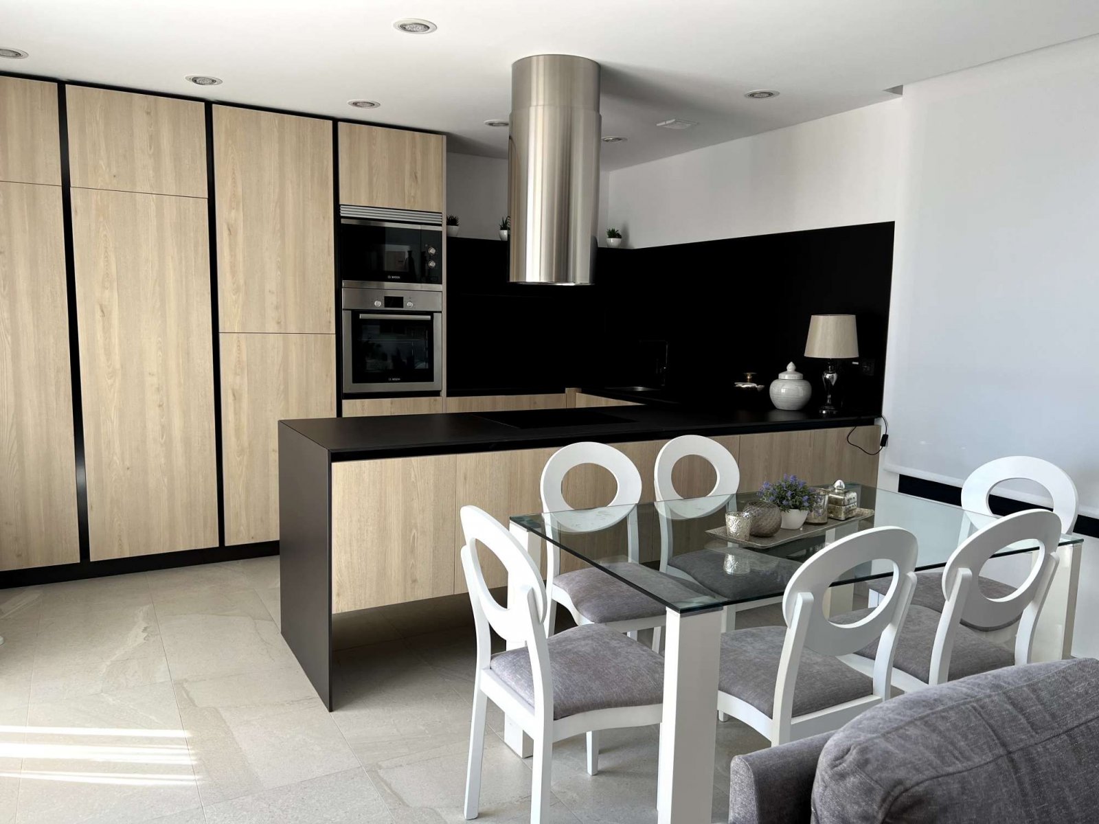  In der charmanten Stadt Rojales gelegen, bietet diese exklusive Sammlung von 7 freistehenden Häusern eine ideale Umgebung für diejenigen, die Ruhe un