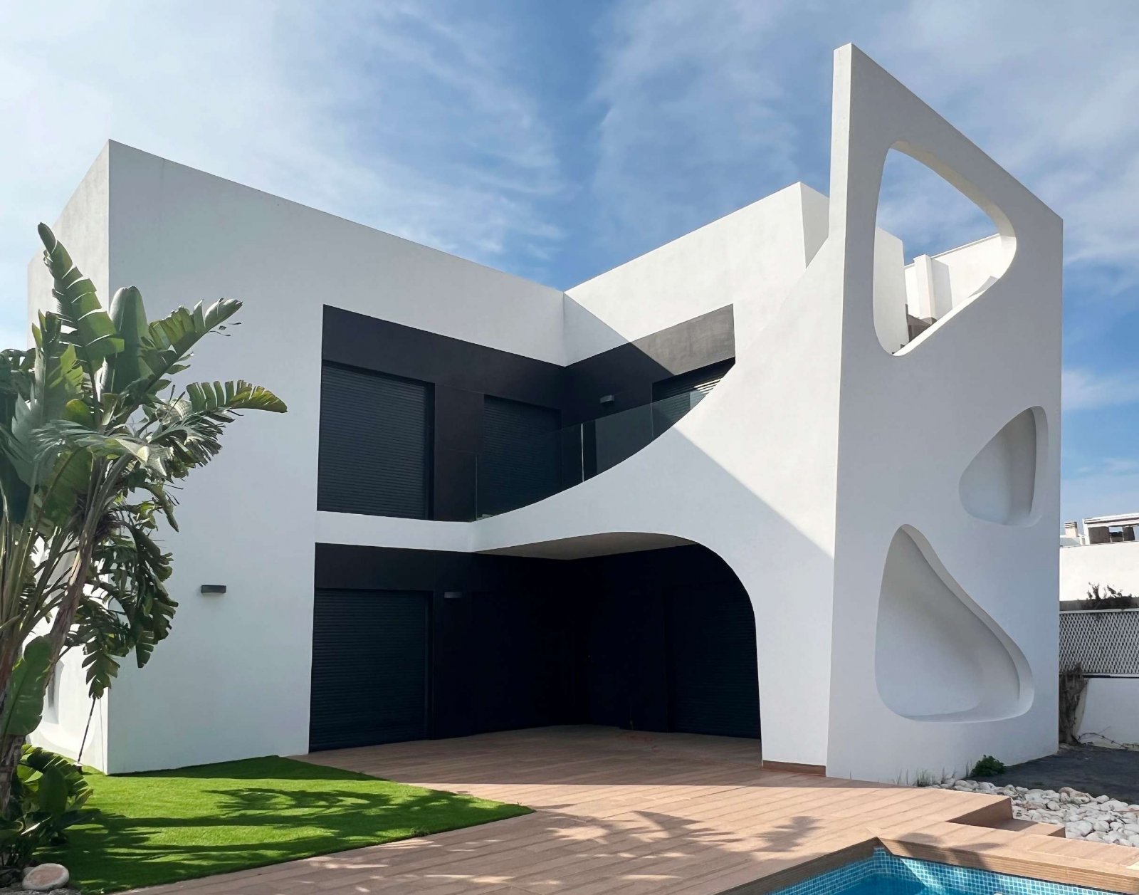 In der charmanten Stadt Rojales gelegen, bietet diese exklusive Sammlung von 7 freistehenden Häusern eine ideale Umgebung für diejenigen, die Ruhe un